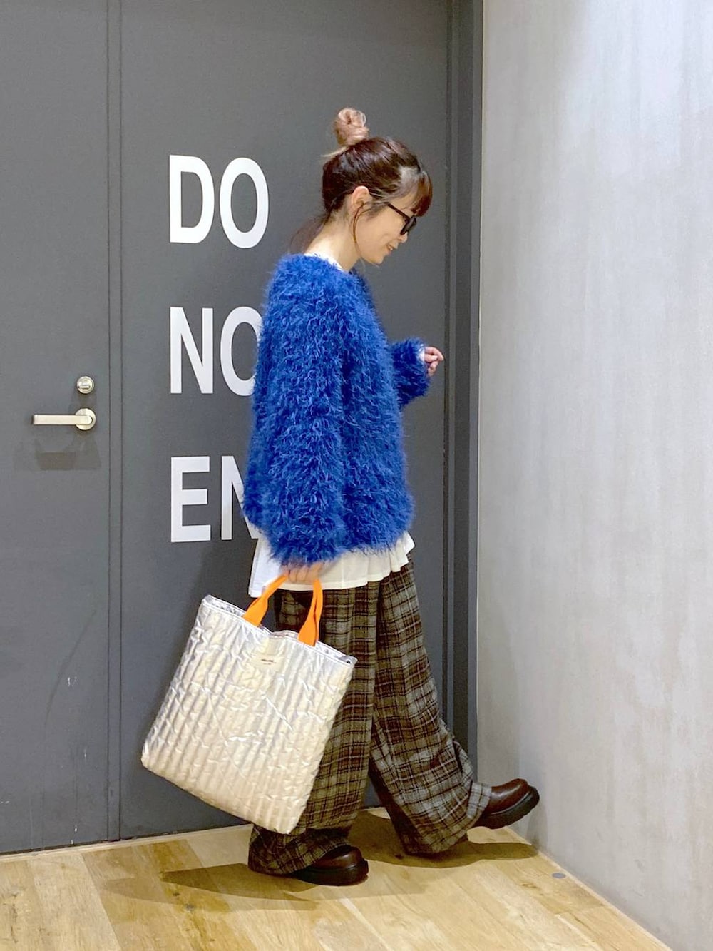 グレー系のその他パンツ、ホワイト系のTシャツ/カットソー、グレー系のトートバッグを着用したレディースの秋コーディネートの2枚目の写真