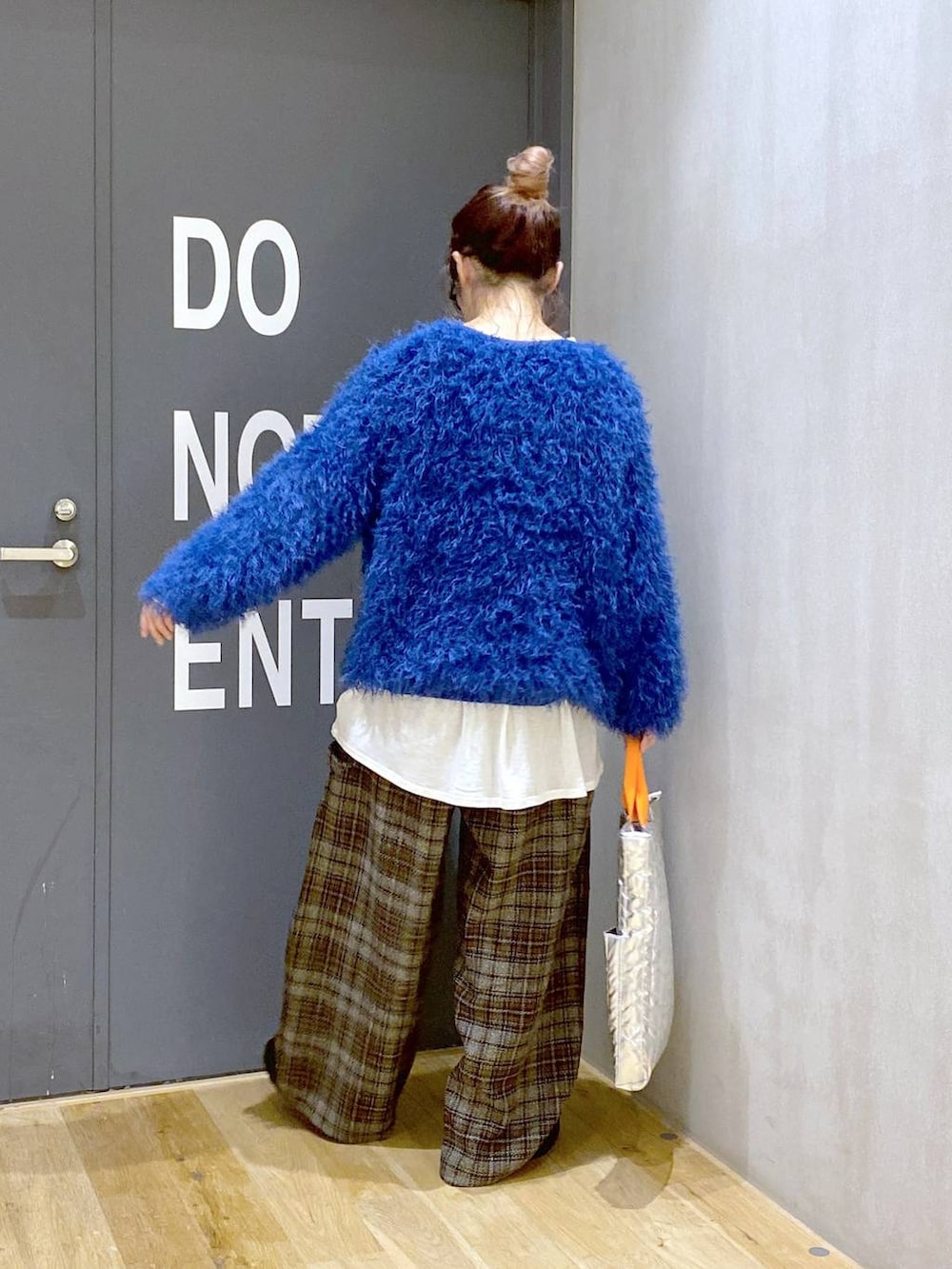 グレー系のその他パンツ、ホワイト系のTシャツ/カットソー、グレー系のトートバッグを着用したレディースの秋コーディネートの3枚目の写真