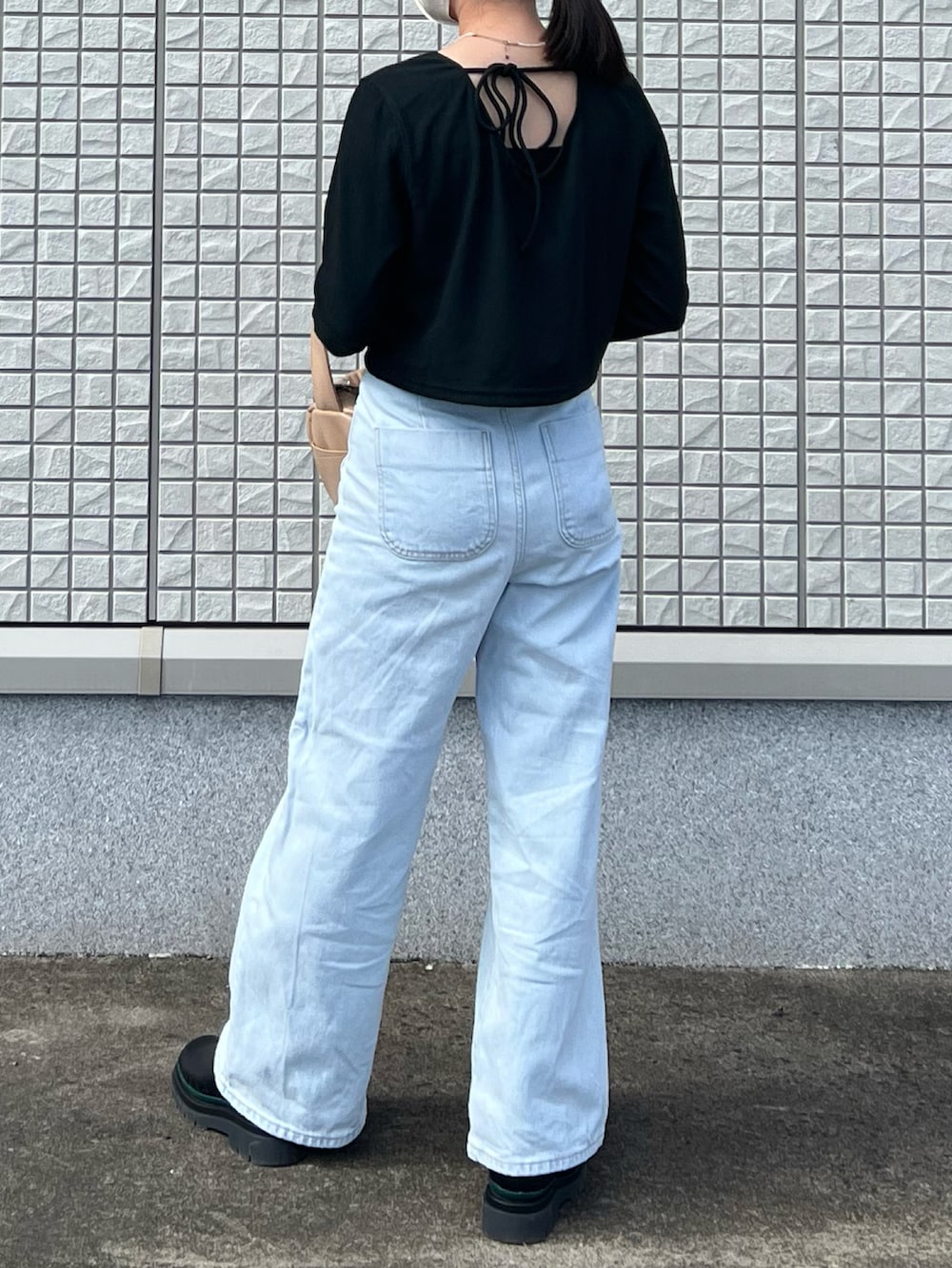 「休日コーデ、秋服、カジュアル、オトナ女子、低身長、低身長コーデ、モノトーン、大人カジュアル、相互フォロー、お洒落さんとつながりたい、お出かけコーデ、デニム、ZARA、ショートブーツ、ootd」｜「BEAUTY&YOUTH UNITED ARROWSのアイテム（Tシャツ/カットソー、ブラック系）」を使った、arinco25さん（レディース・150cm）の秋コーディネートの2枚目の写真