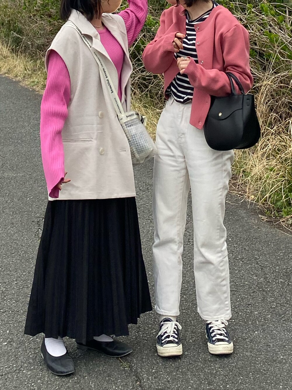 ピンク系のカーディガン/ボレロ、ブラック系のショルダーバッグ、ホワイト系のデニムパンツを着用したレディースの春コーディネートの2枚目の写真