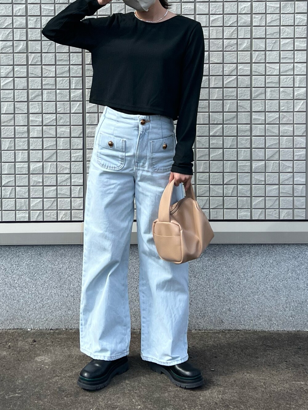 「休日コーデ、秋服、カジュアル、オトナ女子、低身長、低身長コーデ、モノトーン、大人カジュアル、相互フォロー、お洒落さんとつながりたい、お出かけコーデ、デニム、ZARA、ショートブーツ、ootd」｜「BEAUTY&YOUTH UNITED ARROWSのアイテム（Tシャツ/カットソー、ブラック系）」を使った、arinco25さん（レディース・150cm）の秋コーディネートの3枚目の写真