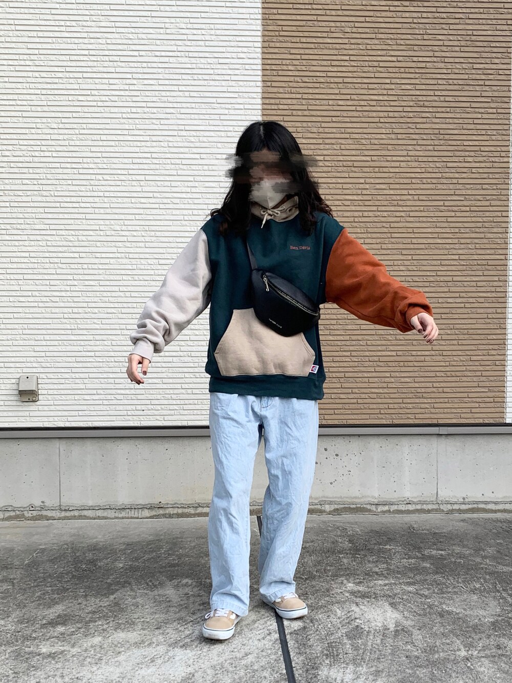 ブラック系のボディバッグ/ウエストポーチ、ベージュ系のスニーカー、ブルー系のデニムパンツを着用したレディースの冬コーディネートの2枚目の写真