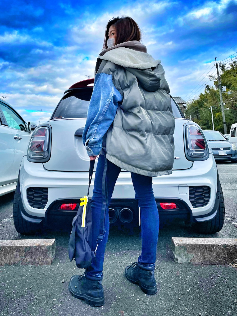 「ootd、レイヤードスタイル、ビッグシルエット、ママコーデ、我が家の愛車と、スキニーデニム、ファッション忘備録、ストラクチャ強め」｜「GYDAのブークレVネックボーダーニットトップス（ニット/セーター、ベージュ系）」を使った、celica3298sさん（レディース・157cm）の冬コーディネートの2枚目の写真