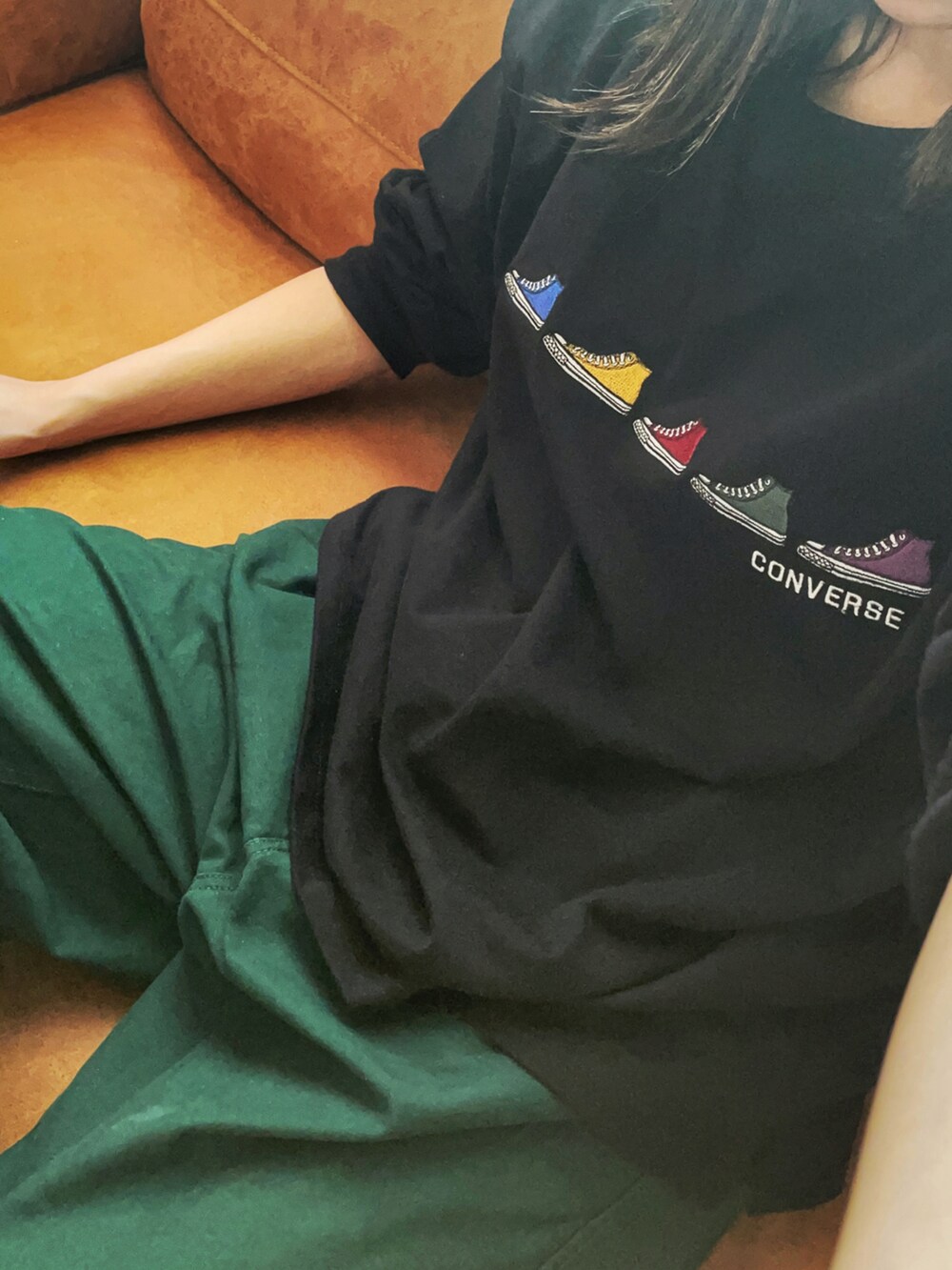 「コンバース、カラーパンツ、休日スタイル、メンズライク、リラックススタイル、オトナカジュアル、おうちファッション、ファッション忘備録、ママコーデ」｜「niko and...のバックツイルタックゆるパンツ（その他パンツ、グリーン系）」を使った、celica3298sさん（レディース・157cm）の秋コーディネートの3枚目の写真