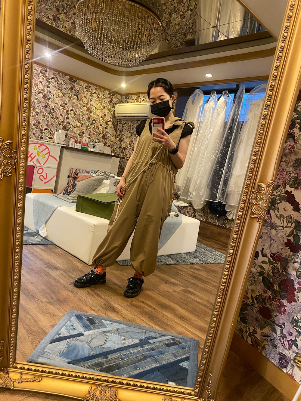 ブラック系のシューズを着用したレディースの夏コーディネートの2枚目の写真