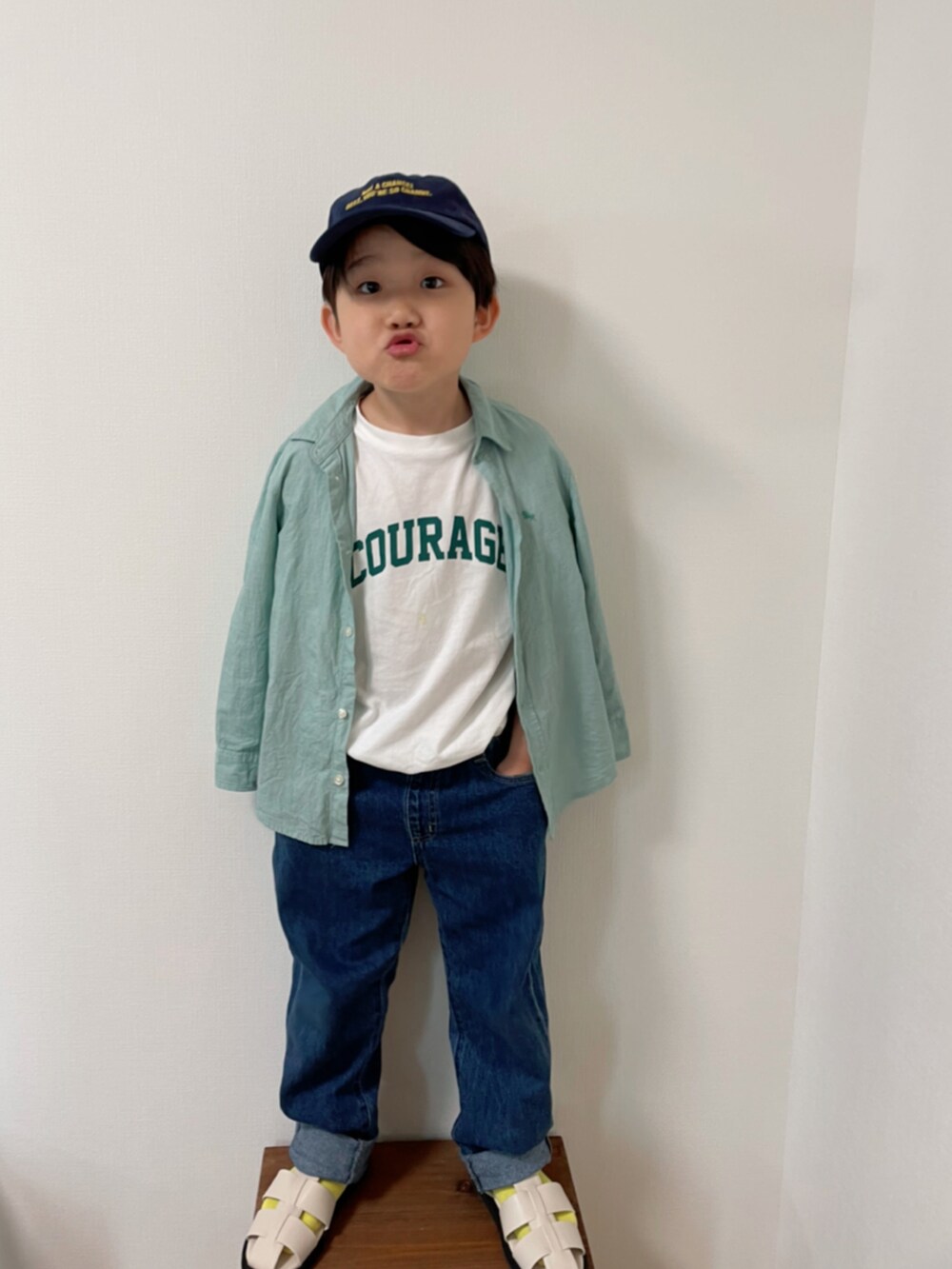 グリーン系のシャツ/ブラウス、ホワイト系のTシャツ/カットソー、ブルー系のデニムパンツを着用したキッズの春コーディネートの2枚目の写真