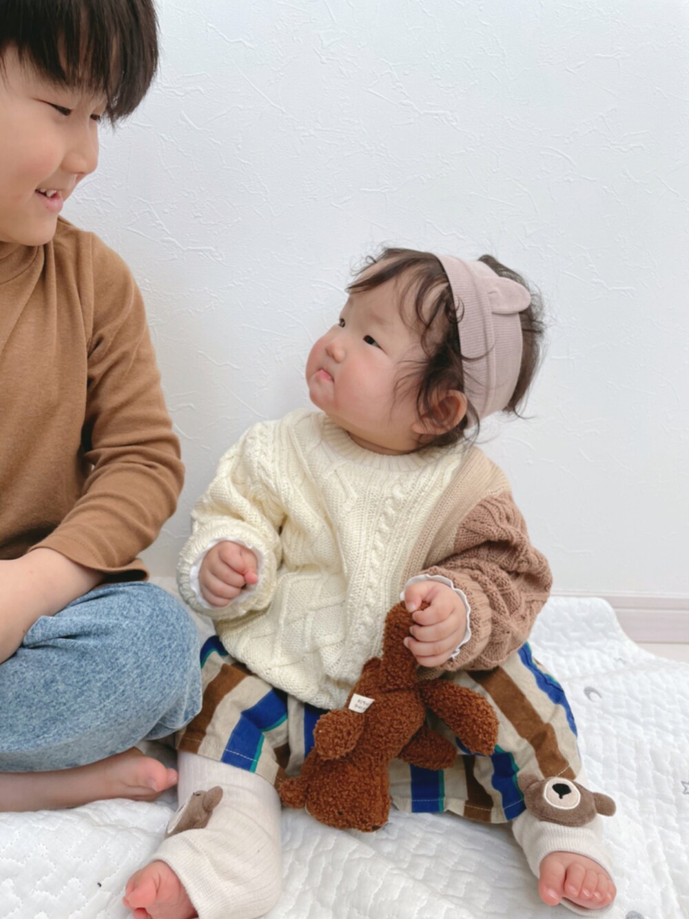 「私の推しブランド、スカート、ヘアバンド、くまさん、カラーニット、プチプラ、ケーブルニット、ストライプ、生後８ヶ月」｜「BIG FIELDの【おうちで洗えるニット】クレイジーコットンニット（90～150cm）（ニット/セーター、ブラウン系）」を使った、yayaさん（キッズ・70cm）の冬コーディネートの4枚目の写真