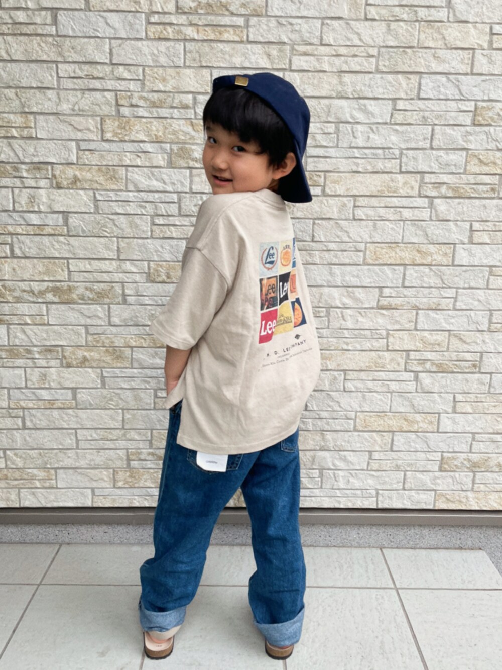 グレー系のTシャツ/カットソー、ブルー系のデニムパンツ、ベージュ系のサンダルを着用したキッズの夏コーディネートの3枚目の写真