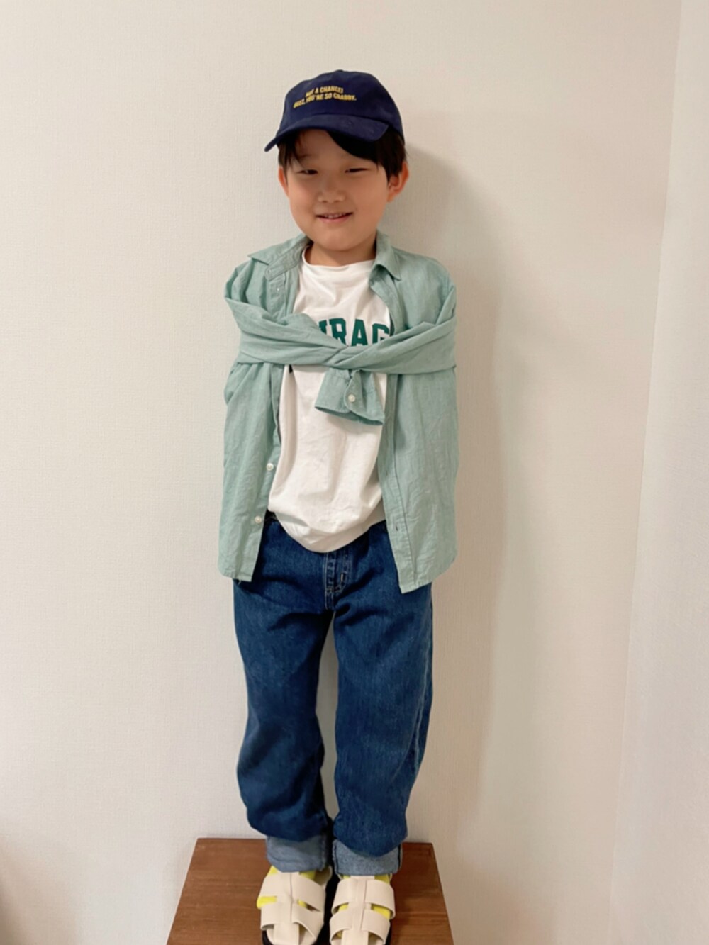 グリーン系のシャツ/ブラウス、ホワイト系のTシャツ/カットソー、ブルー系のデニムパンツを着用したキッズの春コーディネートの4枚目の写真
