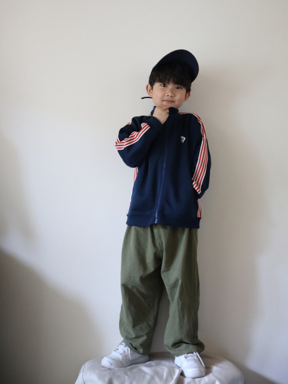 ブルー系のその他アウター、グリーン系のその他パンツ、ブルー系のキャップを着用したキッズの春コーディネートの3枚目の写真