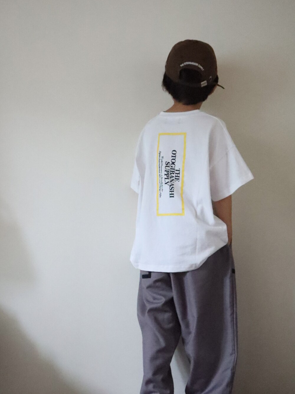 グレー系のTシャツ/カットソー、グレー系のパンツ、ブラック系のスニーカーを着用したキッズの夏コーディネートの3枚目の写真