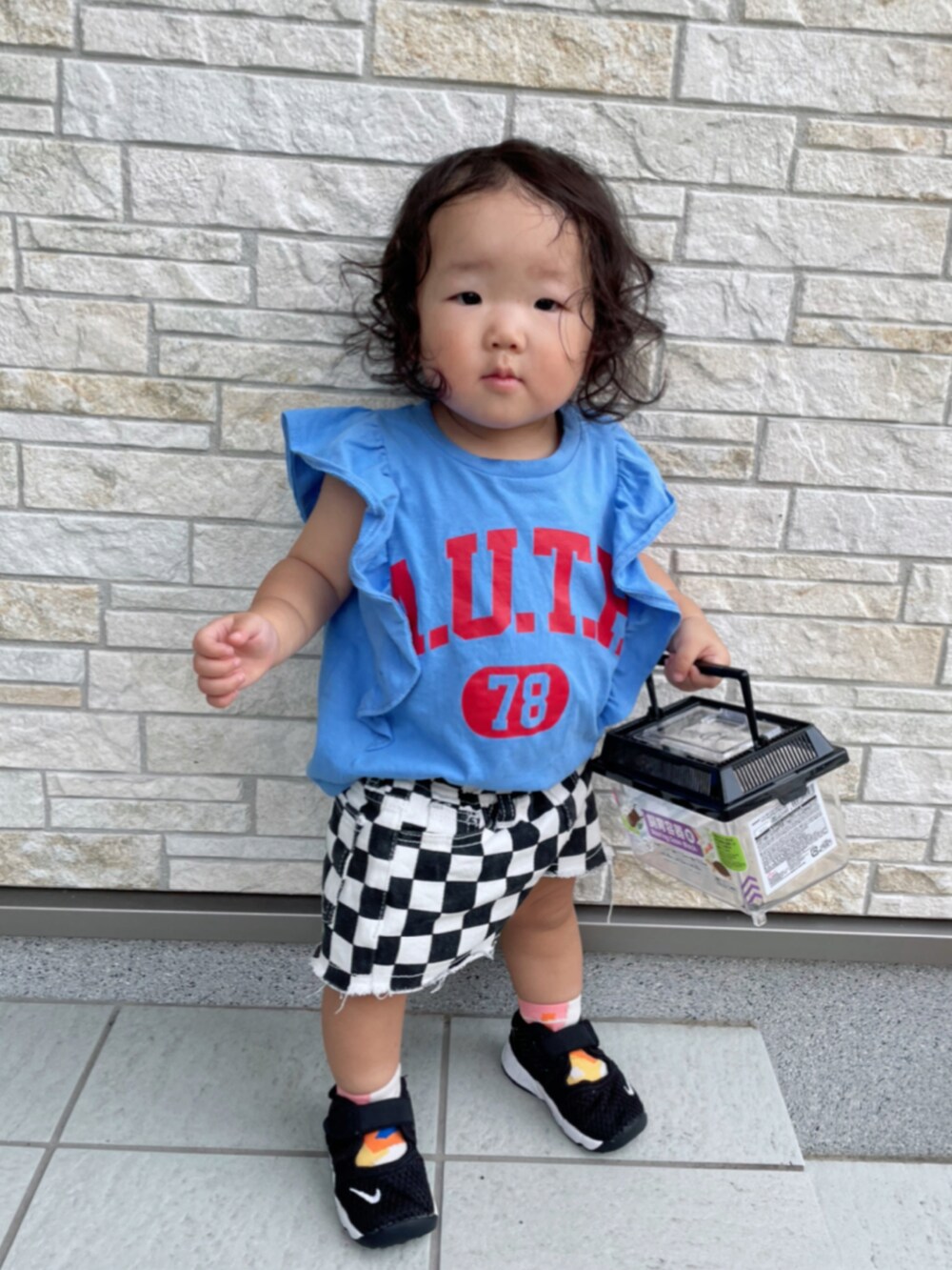 ブルー系のTシャツ/カットソー、ブラック系のデニムパンツ、ブラック系のスニーカーを着用したキッズの夏コーディネートの3枚目の写真