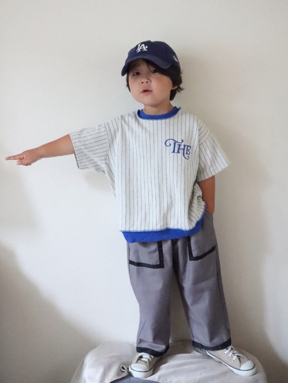 グレー系のTシャツ/カットソー、グレー系のパンツ、ベージュ系のスニーカーを着用したキッズの夏コーディネートの4枚目の写真