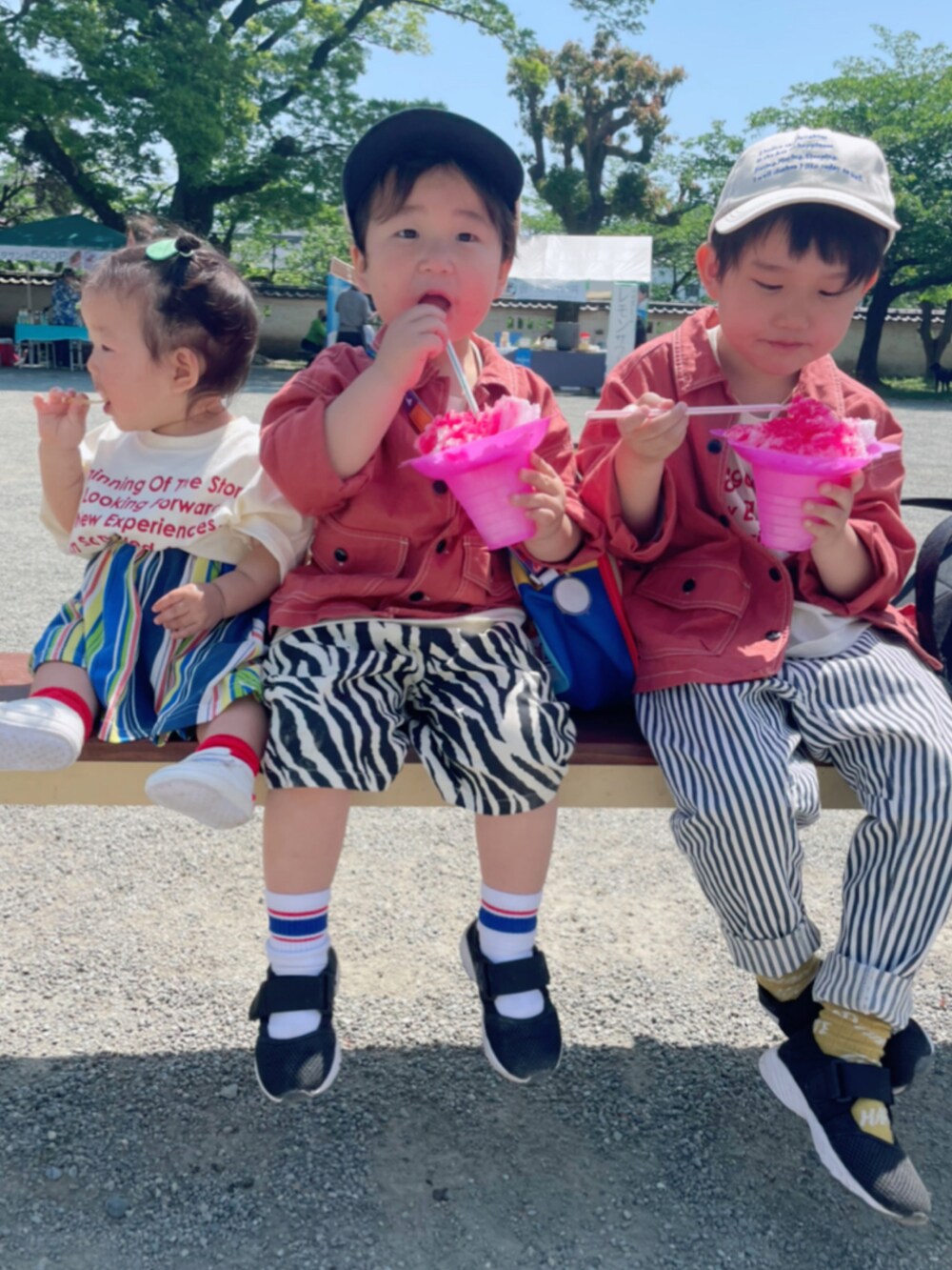 レッド系のシャツ/ブラウス、ホワイト系のその他パンツ、ホワイト系のTシャツ/カットソーを着用したキッズの春コーディネートの4枚目の写真