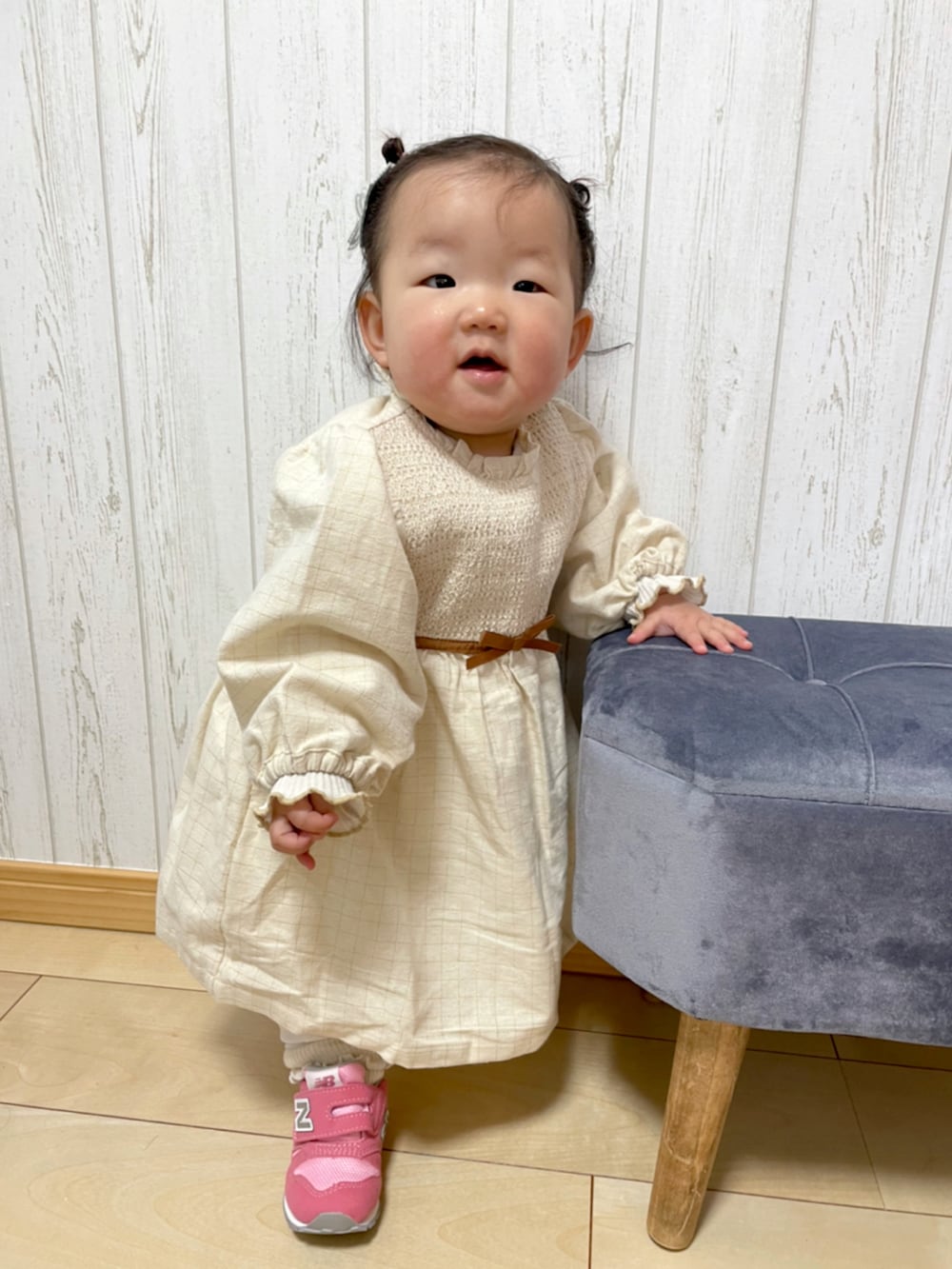 ホワイト系のワンピース、ホワイト系のTシャツ/カットソー、ホワイト系のその他パンツを着用したキッズの冬コーディネートの4枚目の写真