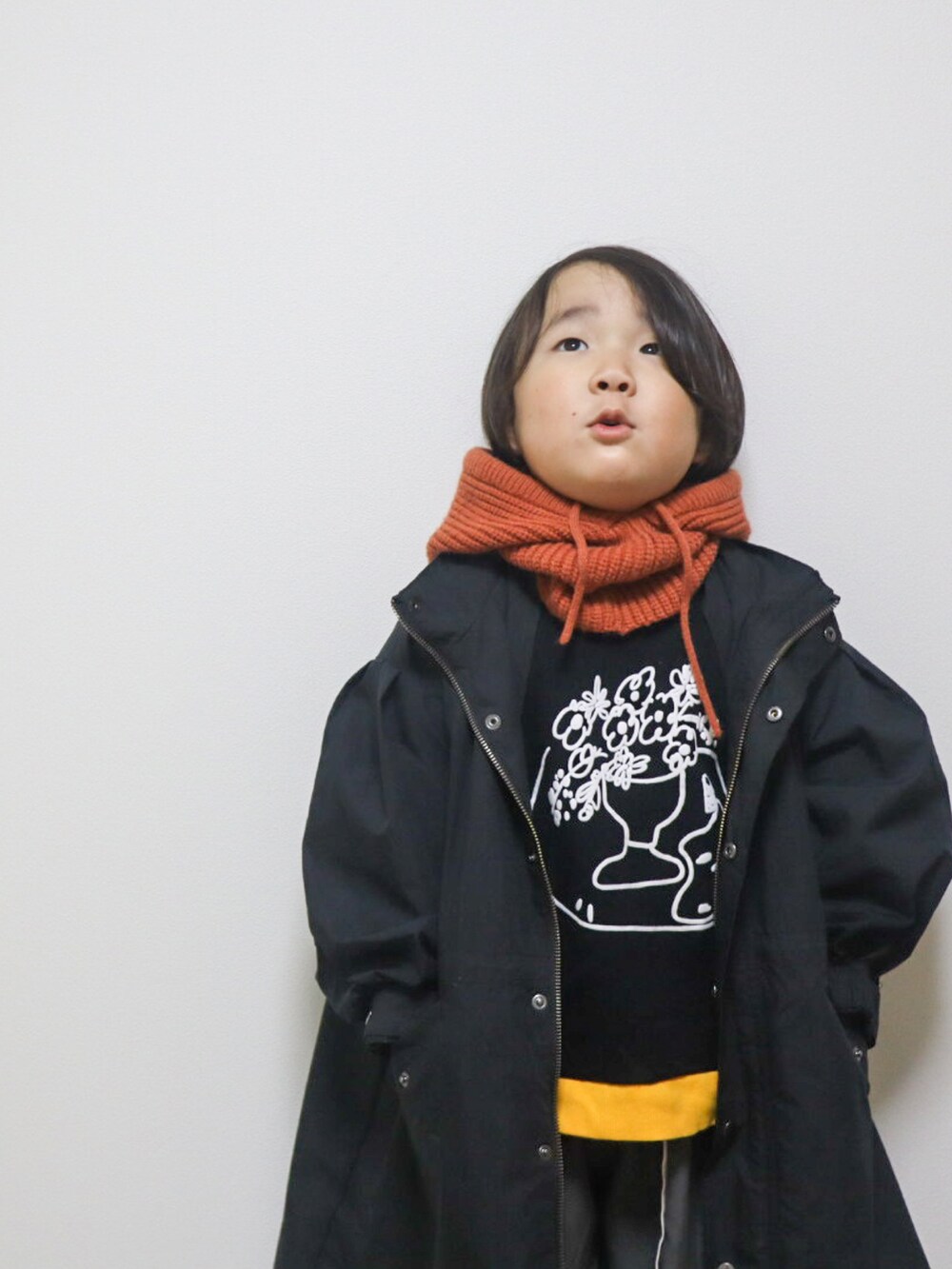 ブラック系のモッズコート、ブラック系のパーカー、グレー系のパンツを着用したキッズの秋コーディネートの3枚目の写真