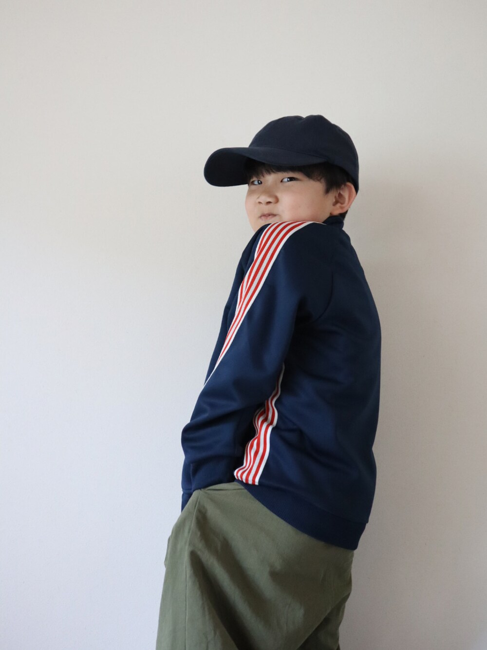 ブルー系のその他アウター、グリーン系のその他パンツ、ブルー系のキャップを着用したキッズの春コーディネートの5枚目の写真