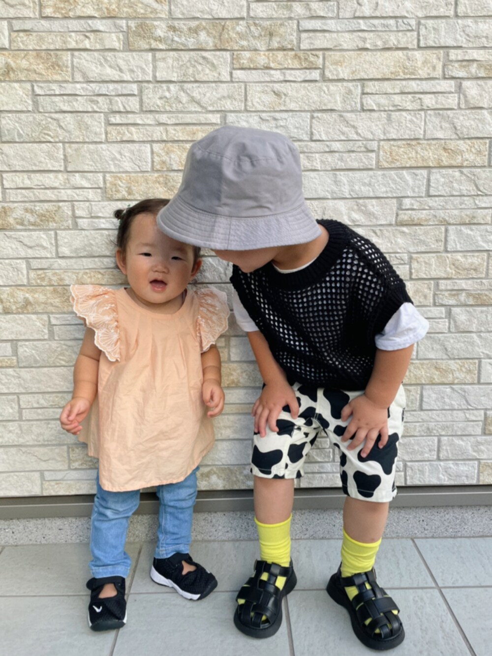 ブラック系のベスト、ホワイト系のその他パンツ、ブラック系のサンダルを着用したキッズの夏コーディネートの4枚目の写真