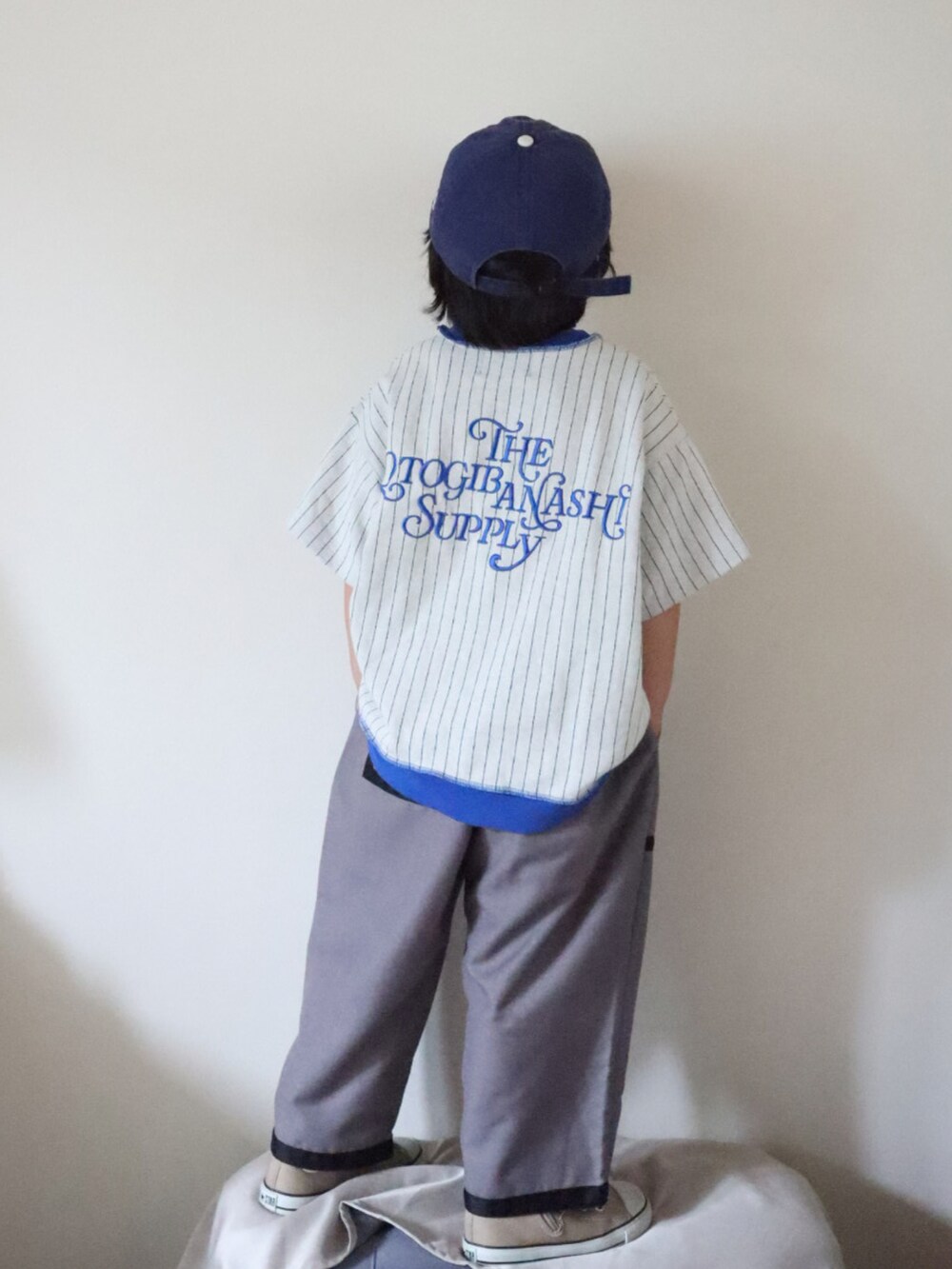 グレー系のTシャツ/カットソー、グレー系のパンツ、ベージュ系のスニーカーを着用したキッズの夏コーディネートの3枚目の写真