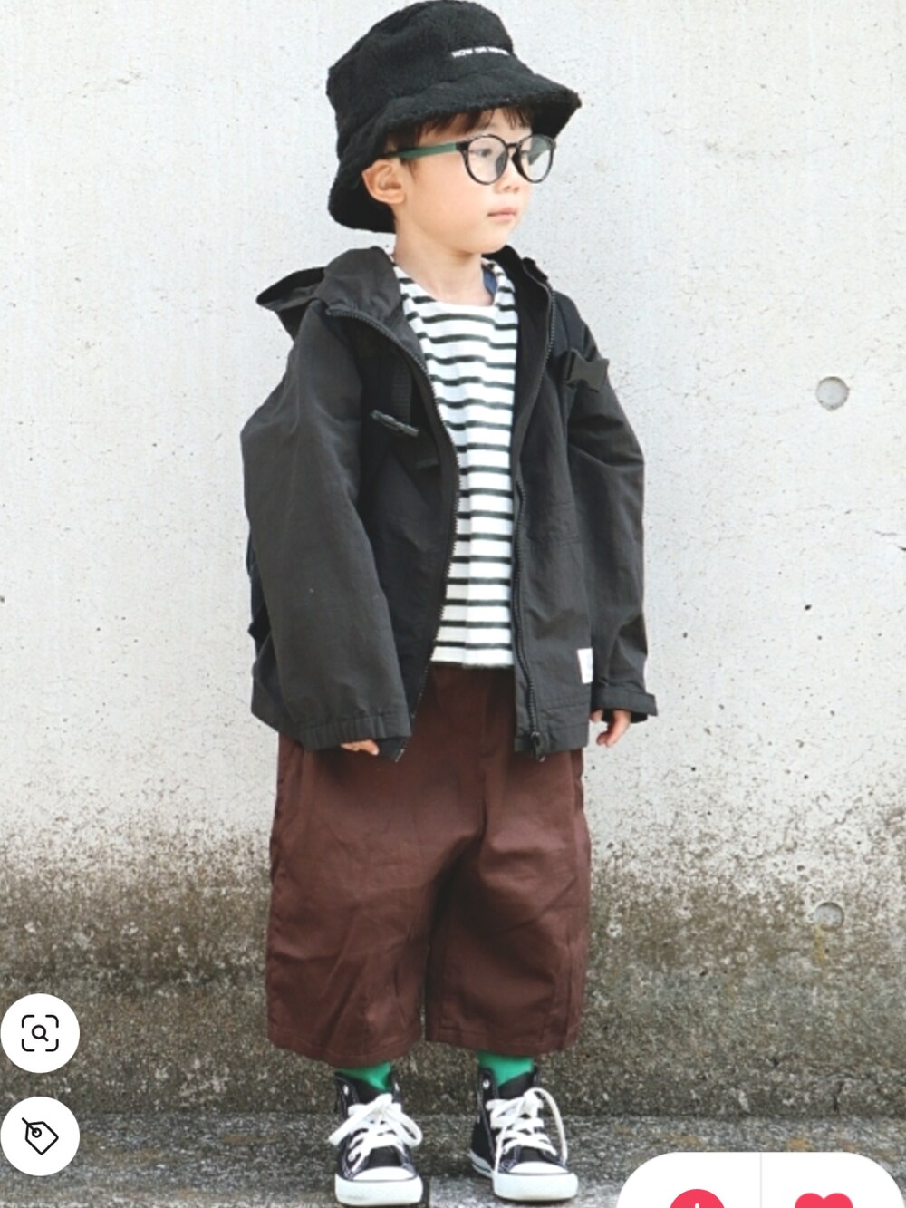 グレー系のダウンジャケット/コート、グリーン系のTシャツ/カットソー、ブラウン系のその他パンツを着用したキッズの冬コーディネートの2枚目の写真
