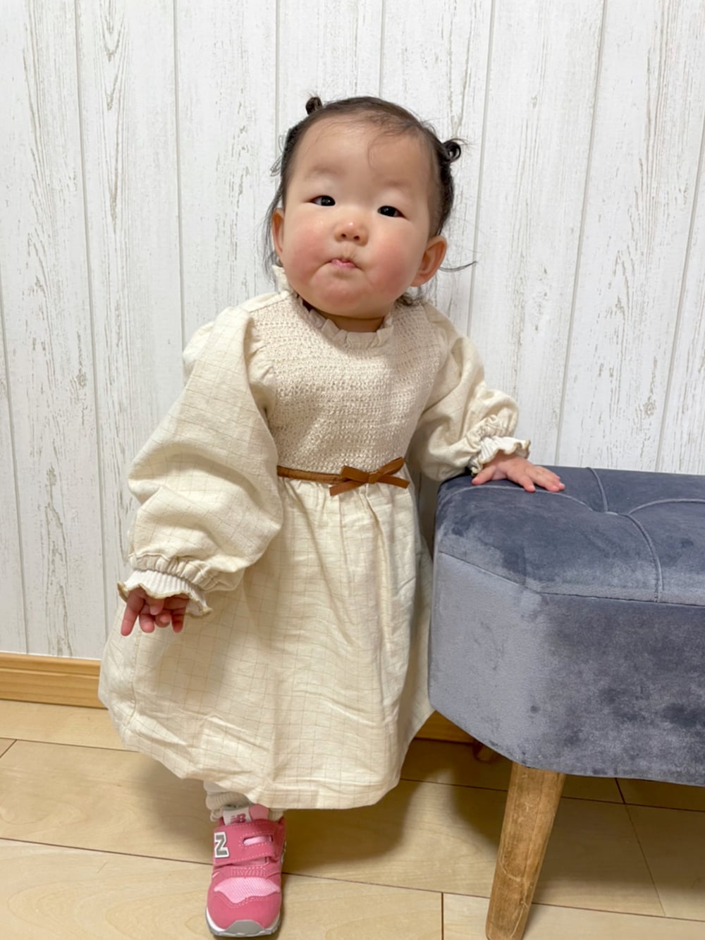 ホワイト系のワンピース、ホワイト系のTシャツ/カットソー、ホワイト系のその他パンツを着用したキッズの冬コーディネートの3枚目の写真