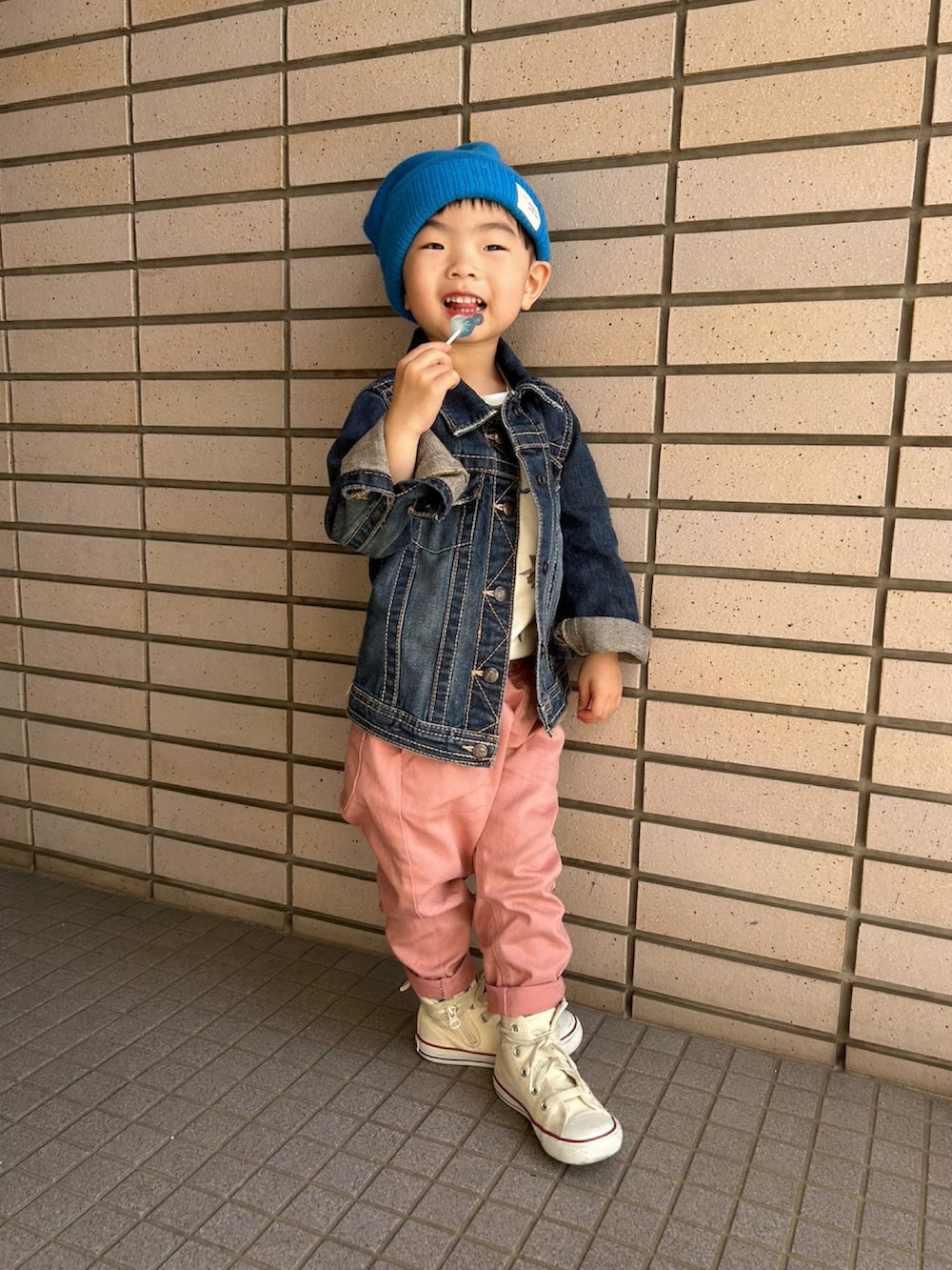 ベージュ系のマウンテンパーカー、ホワイト系のTシャツ/カットソー、ベージュ系のパンツを着用したキッズの春コーディネートの2枚目の写真