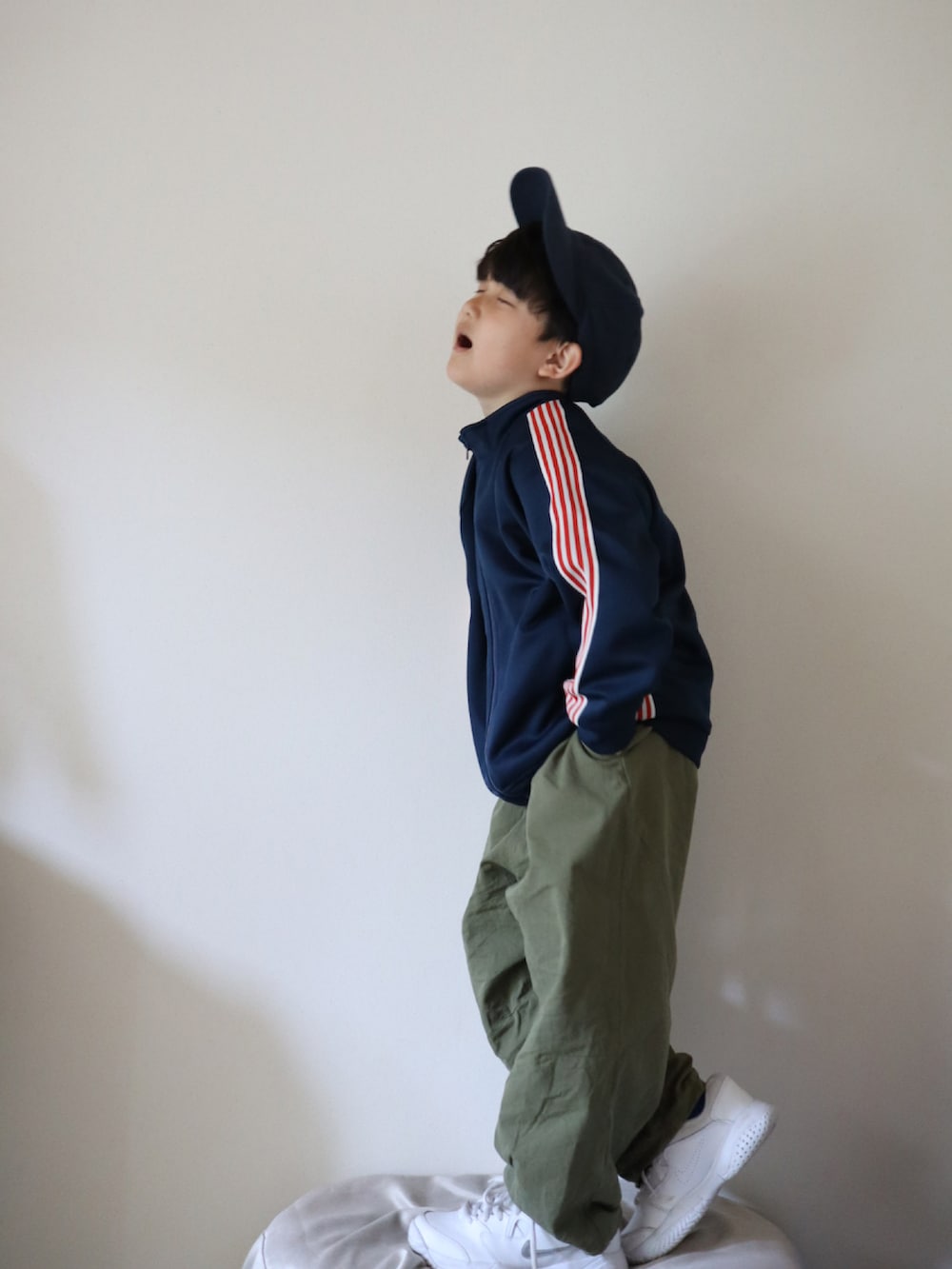 ブルー系のその他アウター、グリーン系のその他パンツ、ブルー系のキャップを着用したキッズの春コーディネートの2枚目の写真