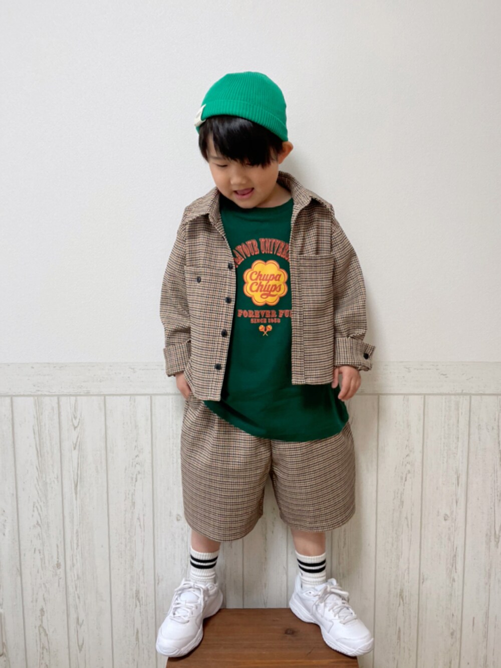 ベージュ系のシャツ/ブラウス、グリーン系のTシャツ/カットソー、ベージュ系のその他パンツを着用したキッズの春コーディネートの2枚目の写真