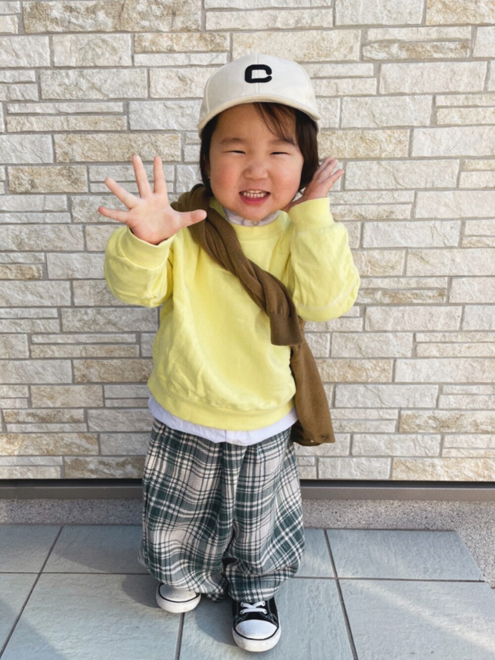 イエロー系のスウェット、ホワイト系のシャツ/ブラウス、グリーン系のその他パンツを着用したキッズの冬コーディネートの2枚目の写真