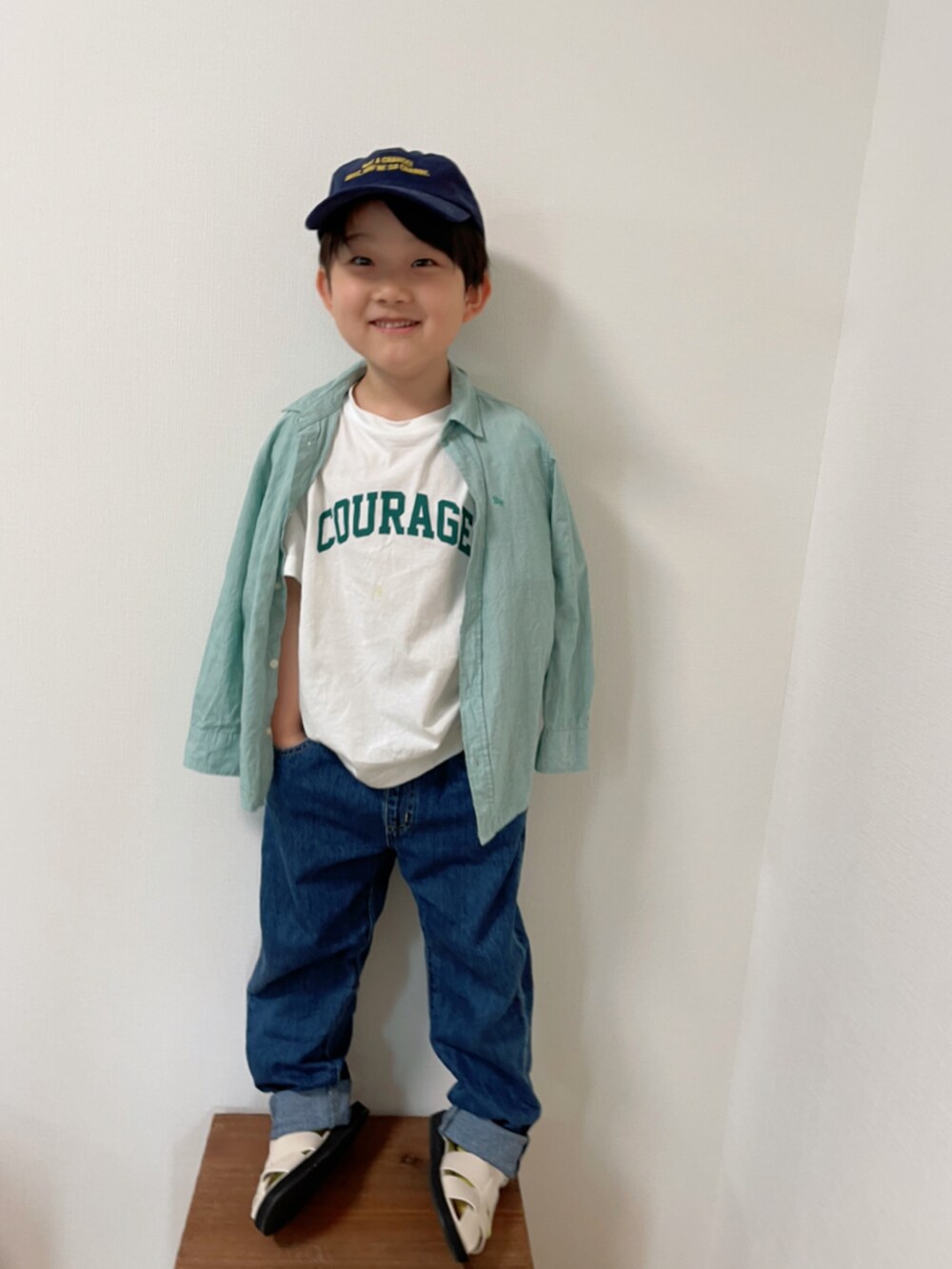 グリーン系のシャツ/ブラウス、ホワイト系のTシャツ/カットソー、ブルー系のデニムパンツを着用したキッズの春コーディネートの3枚目の写真