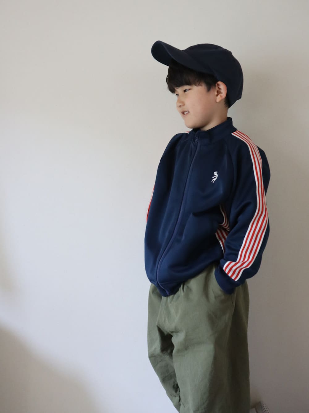 ブルー系のその他アウター、グリーン系のその他パンツ、ブルー系のキャップを着用したキッズの春コーディネートの4枚目の写真