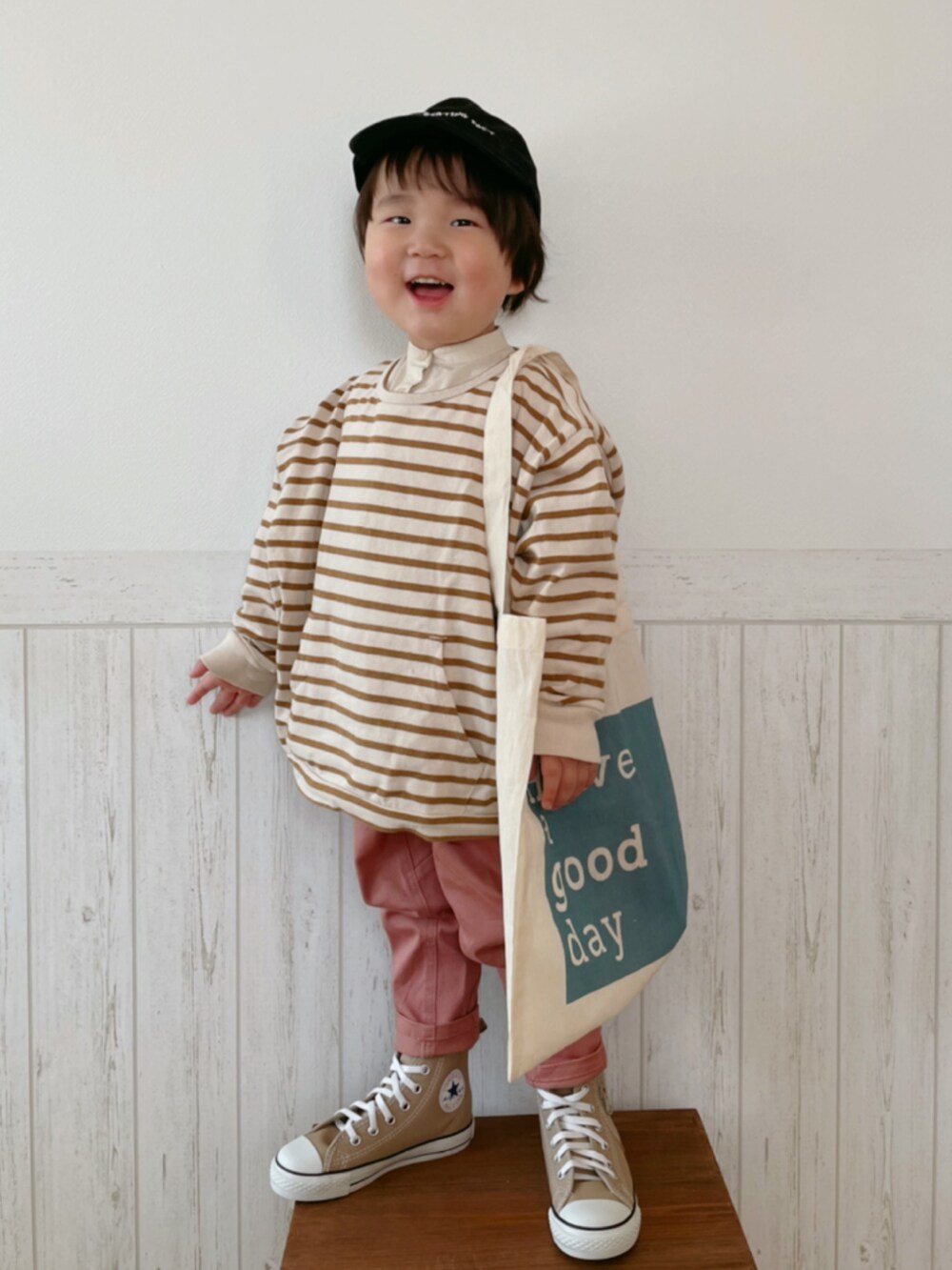 ベージュ系のTシャツ/カットソー、ホワイト系のシャツ/ブラウス、ピンク系のその他パンツを着用したキッズの冬コーディネートの2枚目の写真