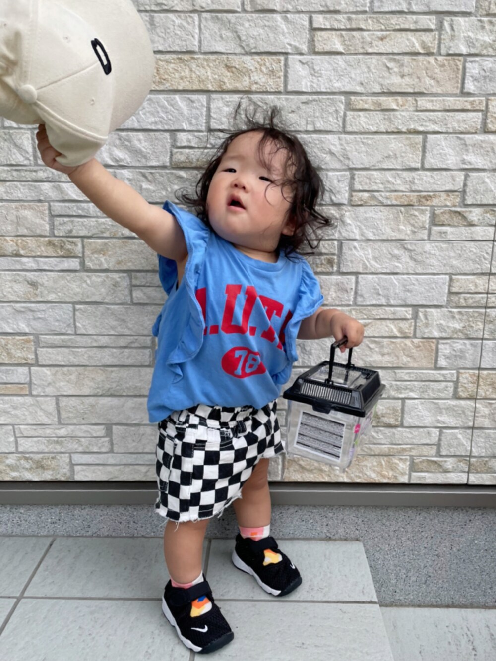 ブルー系のTシャツ/カットソー、ブラック系のデニムパンツ、ブラック系のスニーカーを着用したキッズの夏コーディネートの2枚目の写真