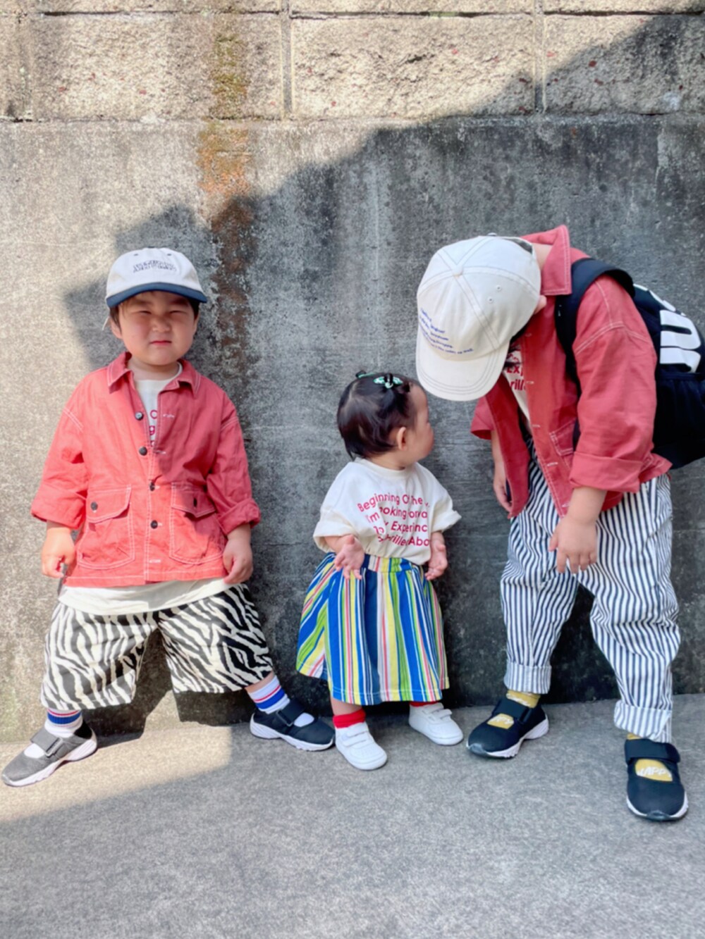 レッド系のシャツ/ブラウス、ホワイト系のその他パンツ、ホワイト系のTシャツ/カットソーを着用したキッズの春コーディネートの2枚目の写真