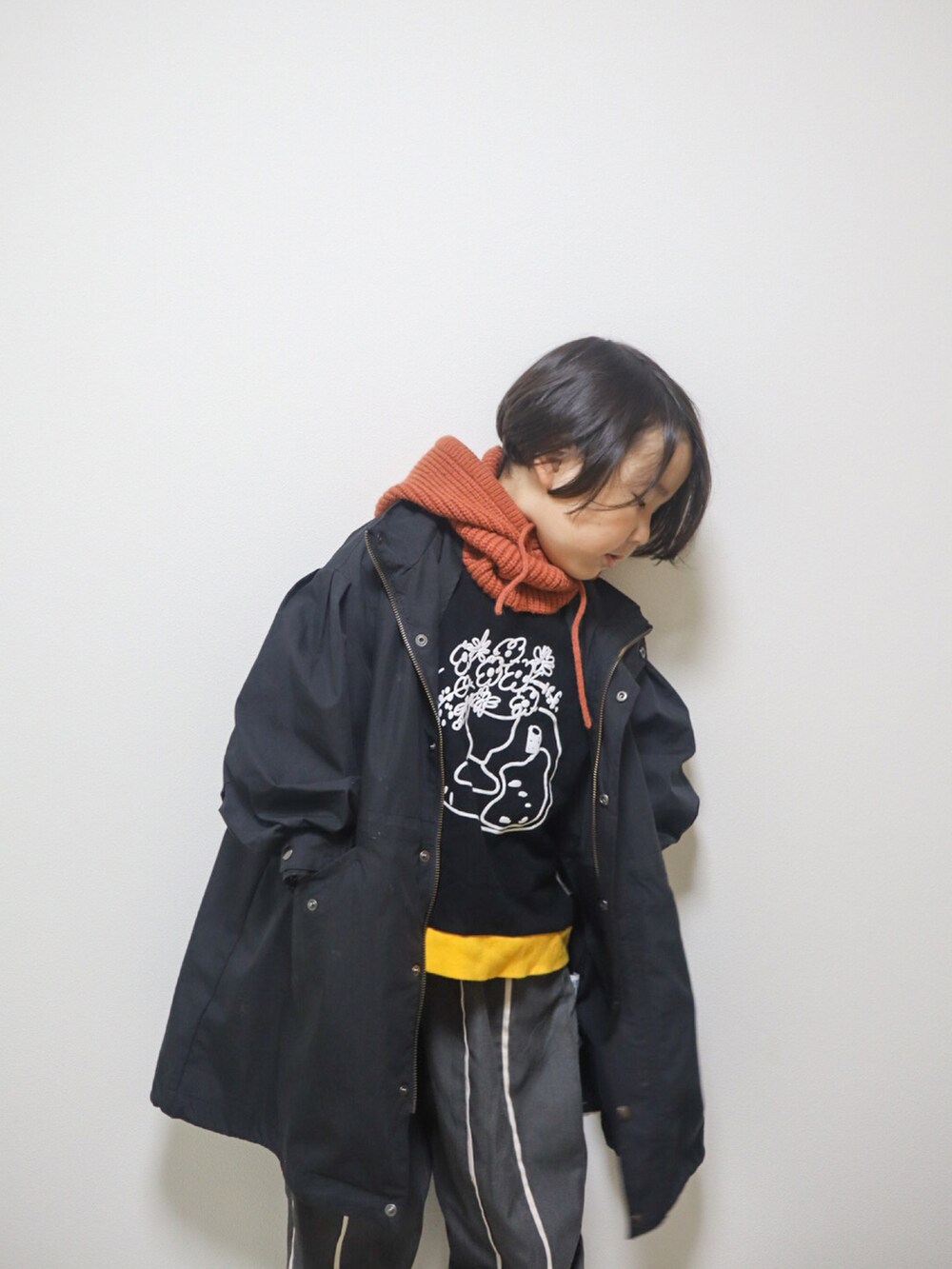 ブラック系のモッズコート、ブラック系のパーカー、グレー系のパンツを着用したキッズの秋コーディネートの2枚目の写真