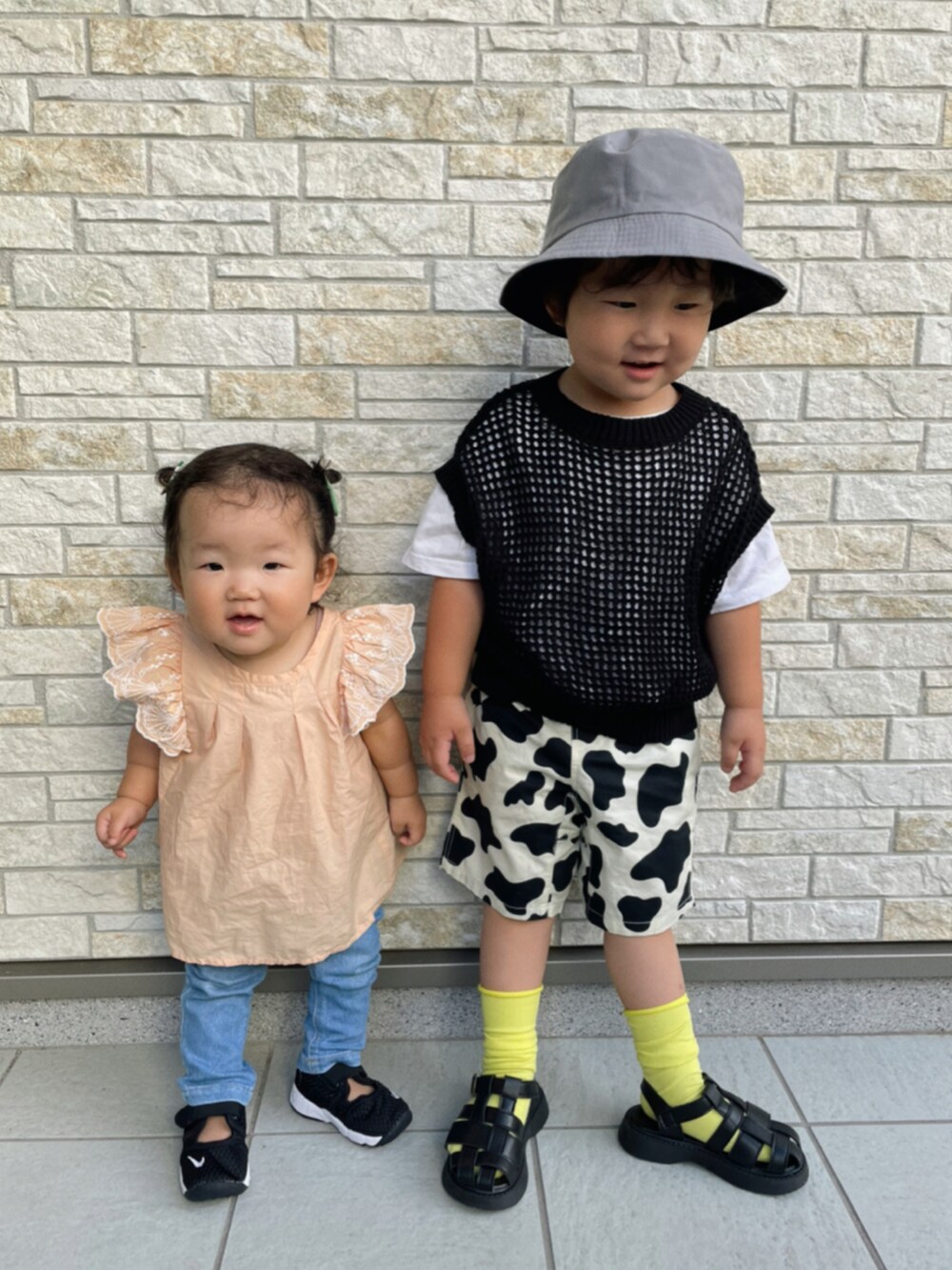 ブラック系のベスト、ホワイト系のその他パンツ、ブラック系のサンダルを着用したキッズの夏コーディネートの3枚目の写真