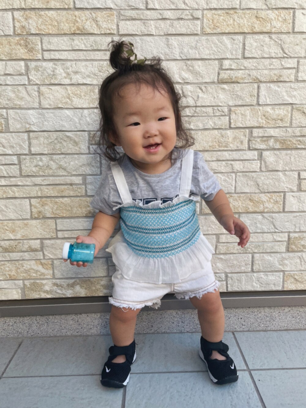 ホワイト系のキャミソール、ホワイト系のその他パンツ、ブラック系のスニーカーを着用したキッズの夏コーディネートの2枚目の写真