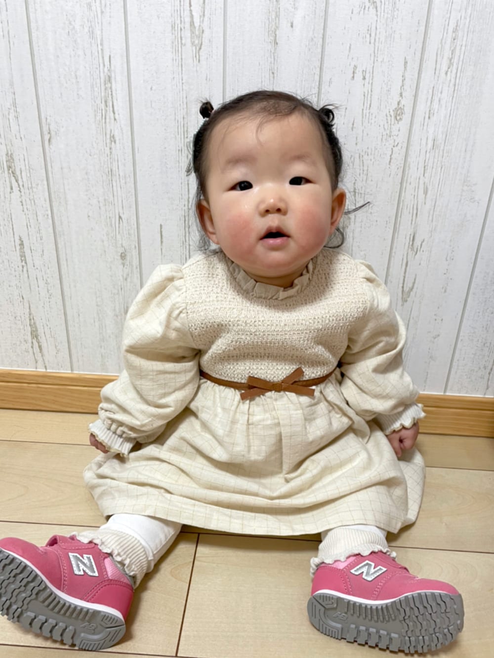 ホワイト系のワンピース、ホワイト系のTシャツ/カットソー、ホワイト系のその他パンツを着用したキッズの冬コーディネートの2枚目の写真