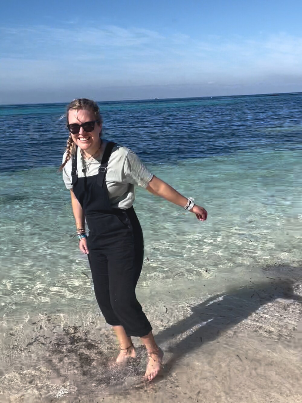 ブラック系のつなぎ/オールインワン、グリーン系のTシャツ/カットソーを着用したレディースの秋コーディネートの3枚目の写真