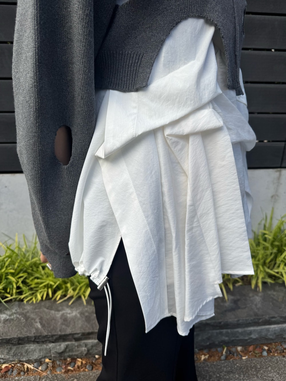 グレー系のニット/セーター、ホワイト系のシャツ/ブラウス、グレー系のその他パンツを着用したレディースの秋コーディネートの5枚目の写真