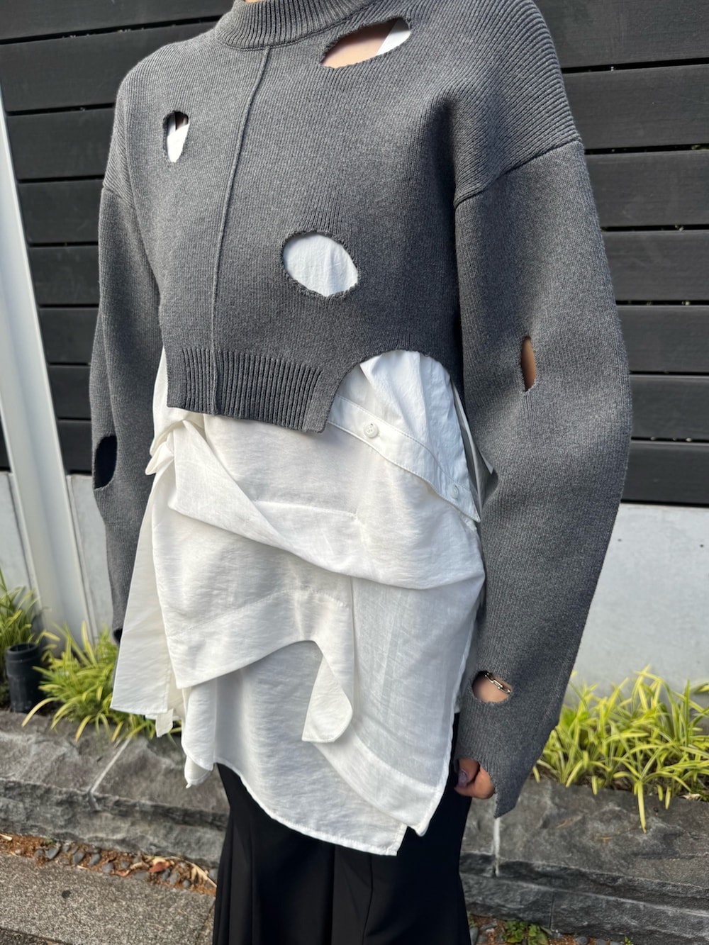 グレー系のニット/セーター、ホワイト系のシャツ/ブラウス、グレー系のその他パンツを着用したレディースの秋コーディネートの4枚目の写真