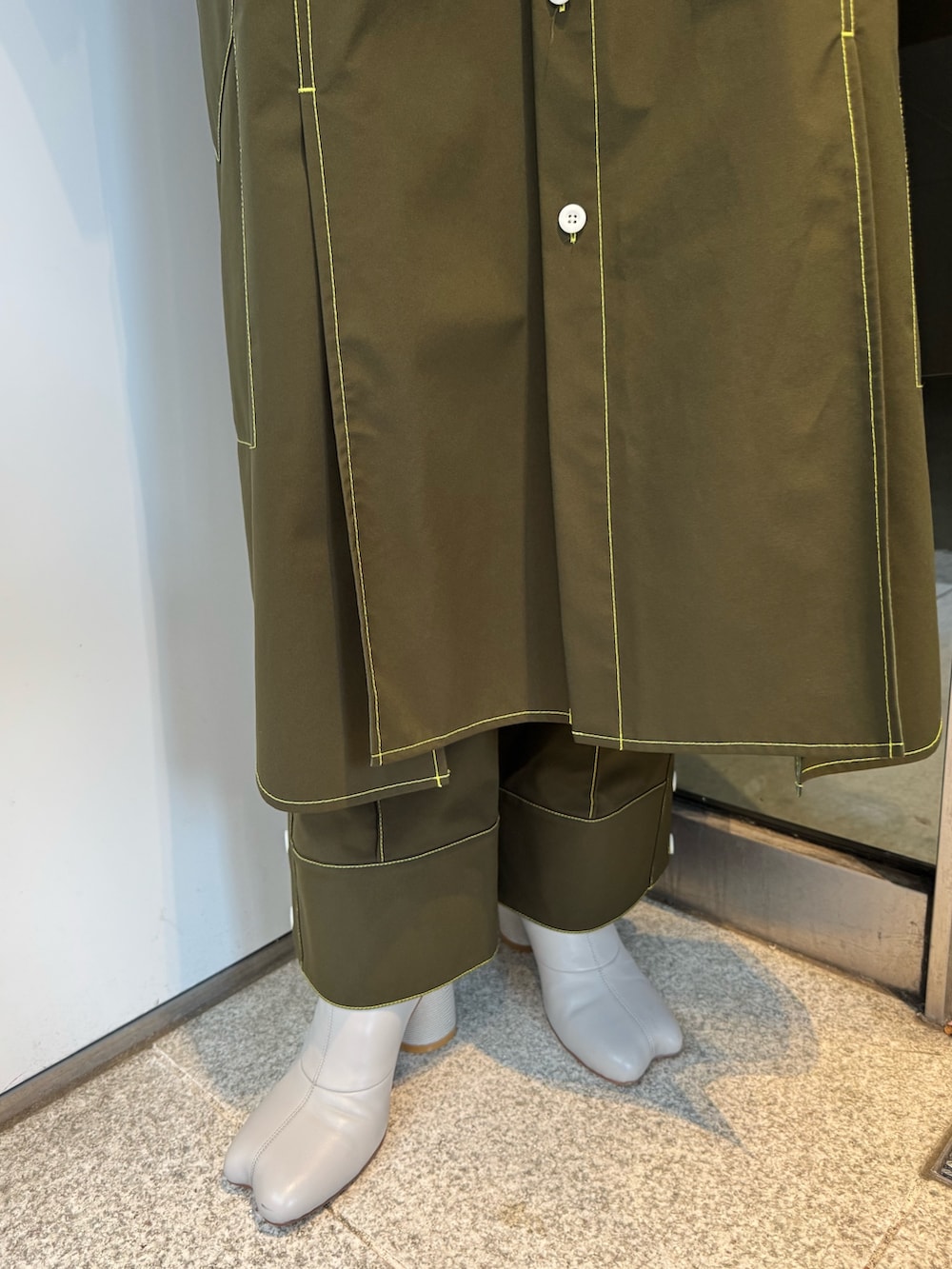 「ロングシャツ、ロングシャツワンピ、ロングシャツコーデ、ロングシャツワンピース、ロングシャツコート、テーラード、テーパード、テーパードパンツ、テーパードスラックス、セットアップ、セットアップスタイル、セットアップコーデ、セットアップ風、セットアップ対応、セットアップ　着回し」｜「UN3D.のSTITCH WORK SHIRTS CT / ステッチワークシャツコート（その他アウター、グリーン系）」を使った、YURIKAさん（レディース・167cm）の冬コーディネートの7枚目の写真