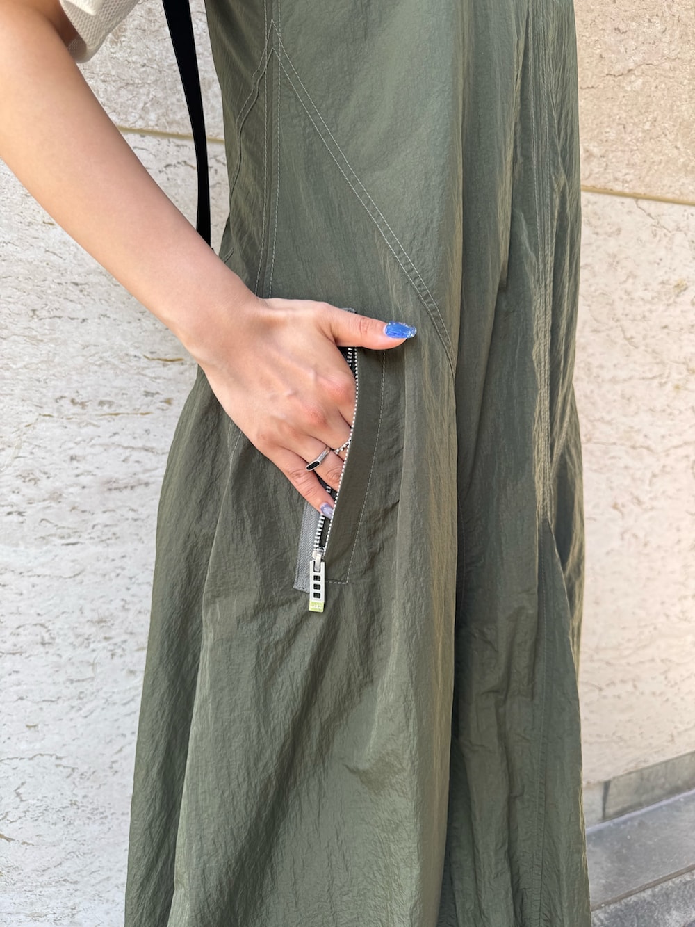 グリーン系のワンピース、その他のTシャツ/カットソー、ブラック系のブーツを着用したレディースの夏コーディネートの7枚目の写真