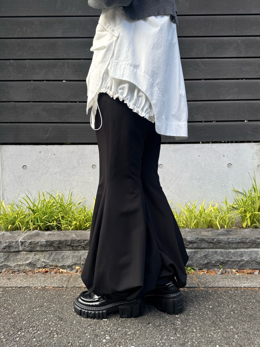 グレー系のニット/セーター、ホワイト系のシャツ/ブラウス、グレー系のその他パンツを着用したレディースの秋コーディネートの7枚目の写真