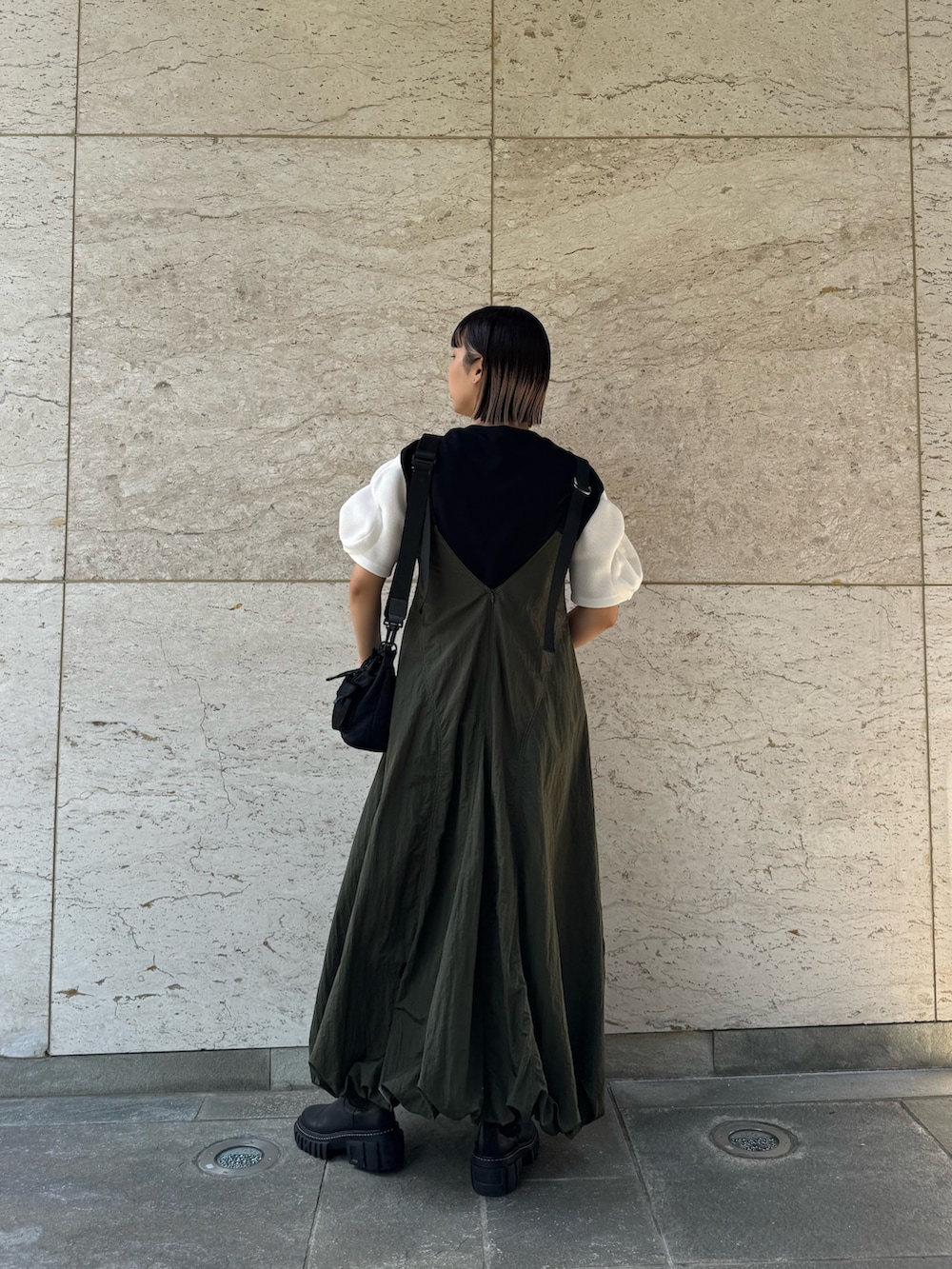 グリーン系のワンピース、その他のTシャツ/カットソー、ブラック系のブーツを着用したレディースの夏コーディネートの3枚目の写真