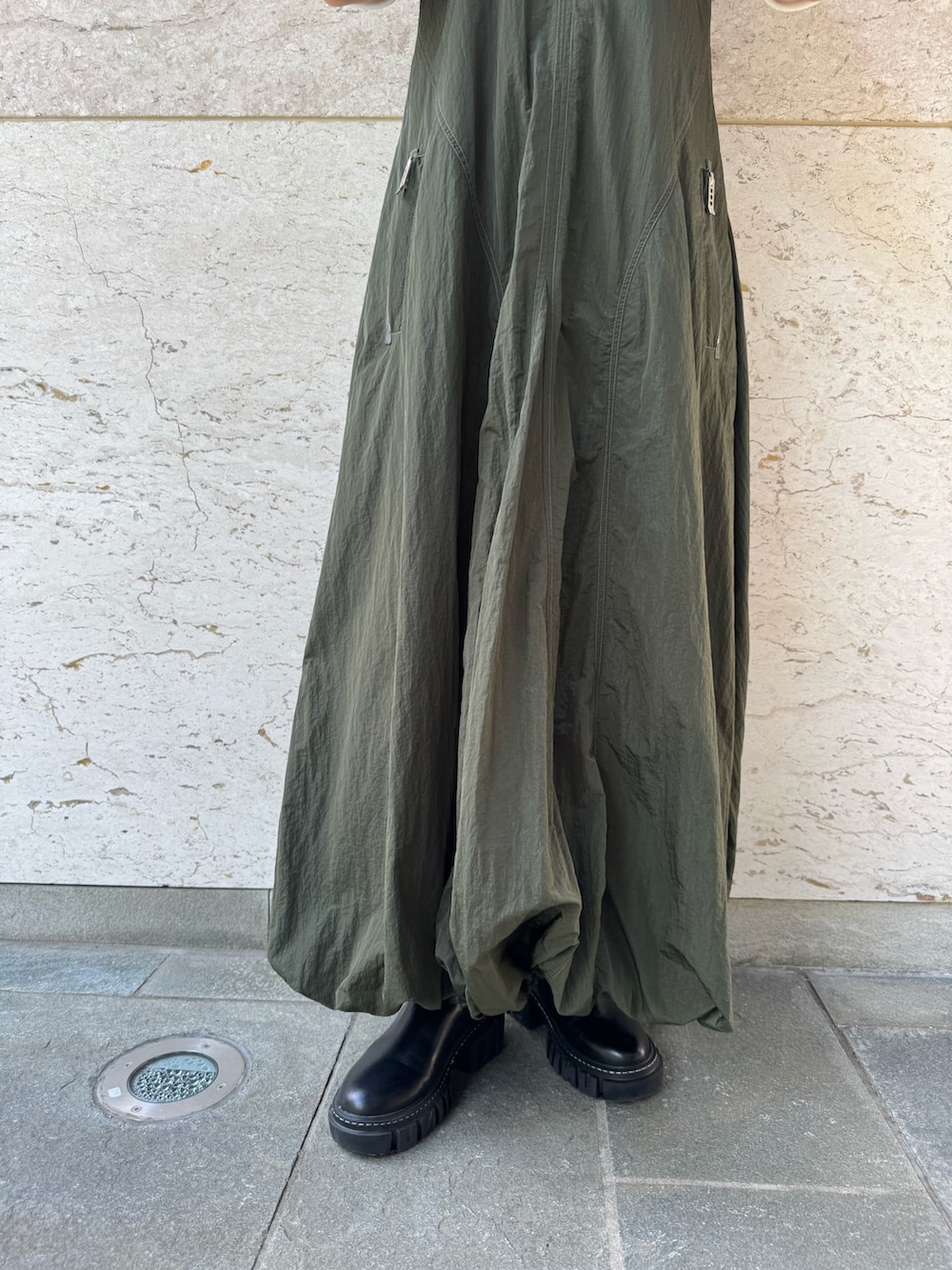 グリーン系のワンピース、その他のTシャツ/カットソー、ブラック系のブーツを着用したレディースの夏コーディネートの8枚目の写真