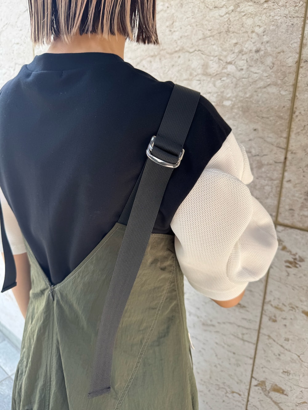 グリーン系のワンピース、その他のTシャツ/カットソー、ブラック系のブーツを着用したレディースの夏コーディネートの9枚目の写真