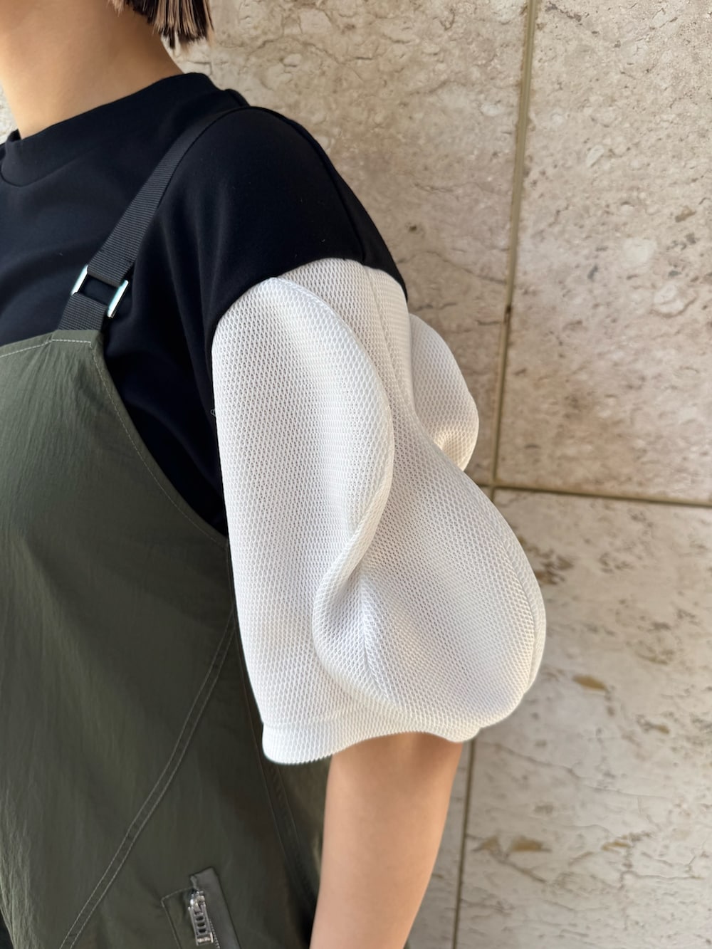 グリーン系のワンピース、その他のTシャツ/カットソー、ブラック系のブーツを着用したレディースの夏コーディネートの6枚目の写真