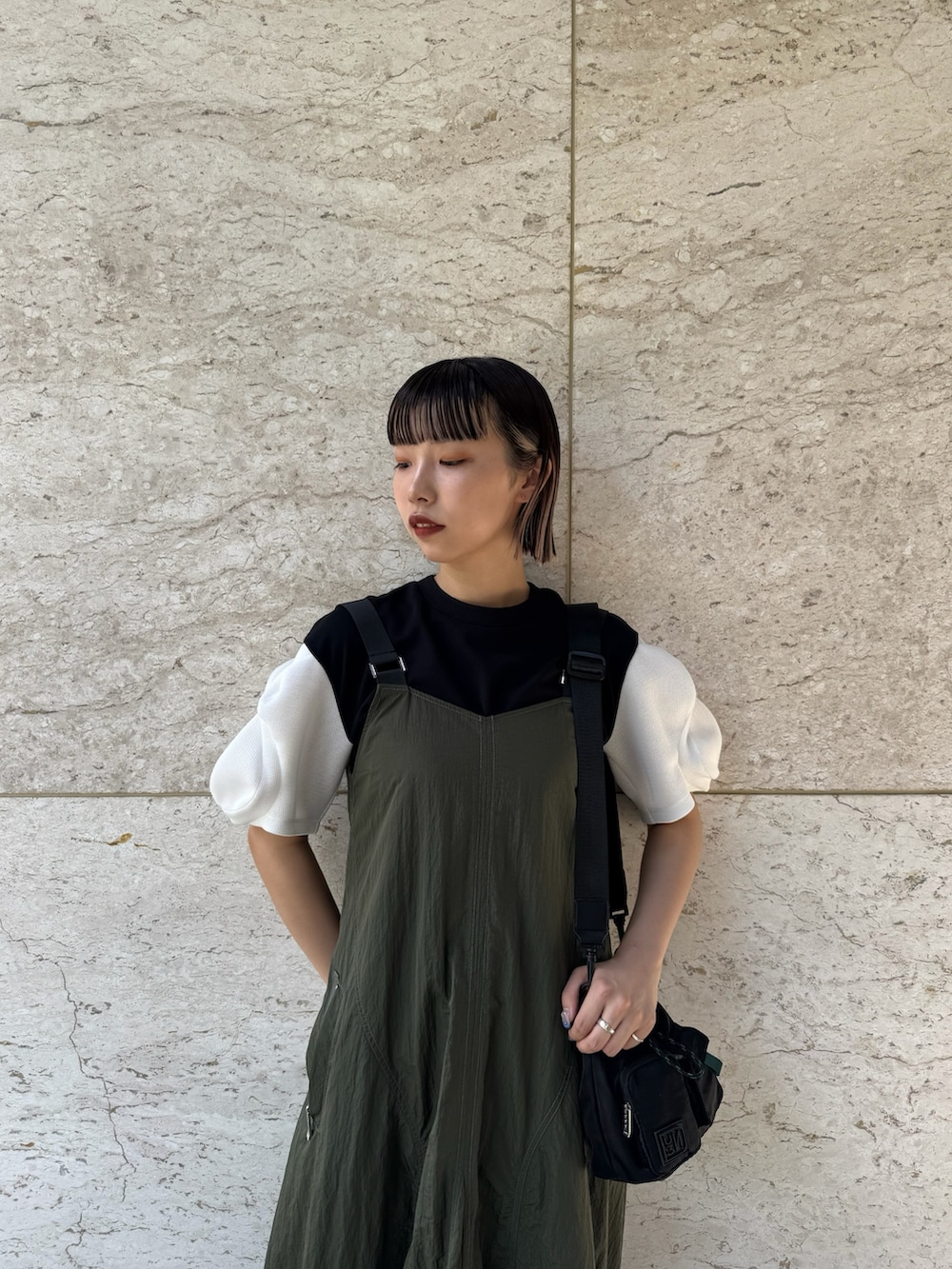 グリーン系のワンピース、その他のTシャツ/カットソー、ブラック系のブーツを着用したレディースの夏コーディネートの2枚目の写真