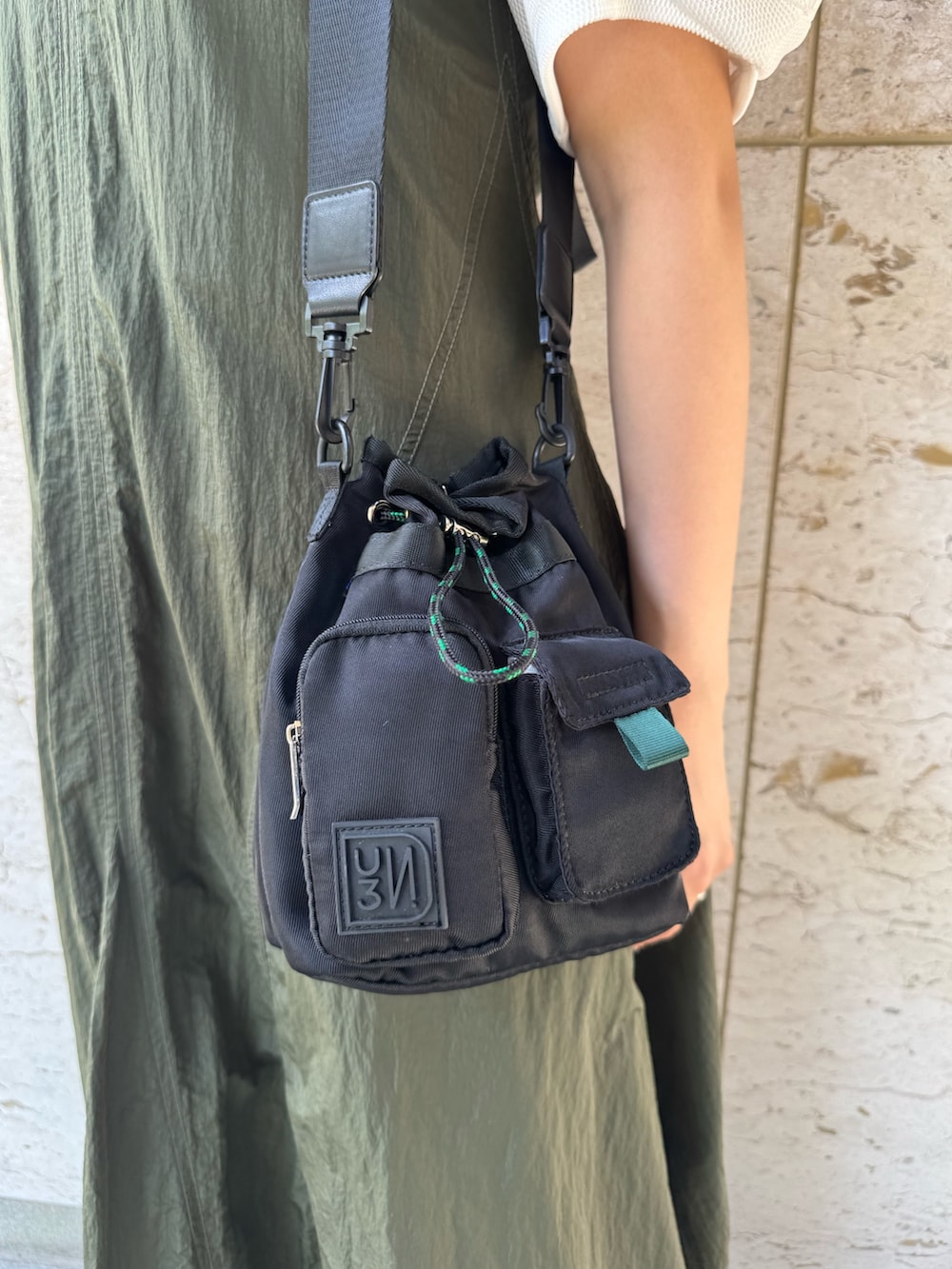 グリーン系のワンピース、その他のTシャツ/カットソー、ブラック系のブーツを着用したレディースの夏コーディネートの4枚目の写真